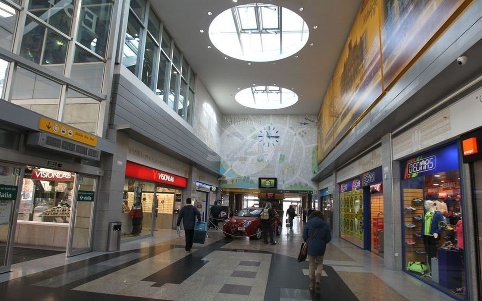 El centro comercial Vialia celebra quince años con 5.000 euros en premios