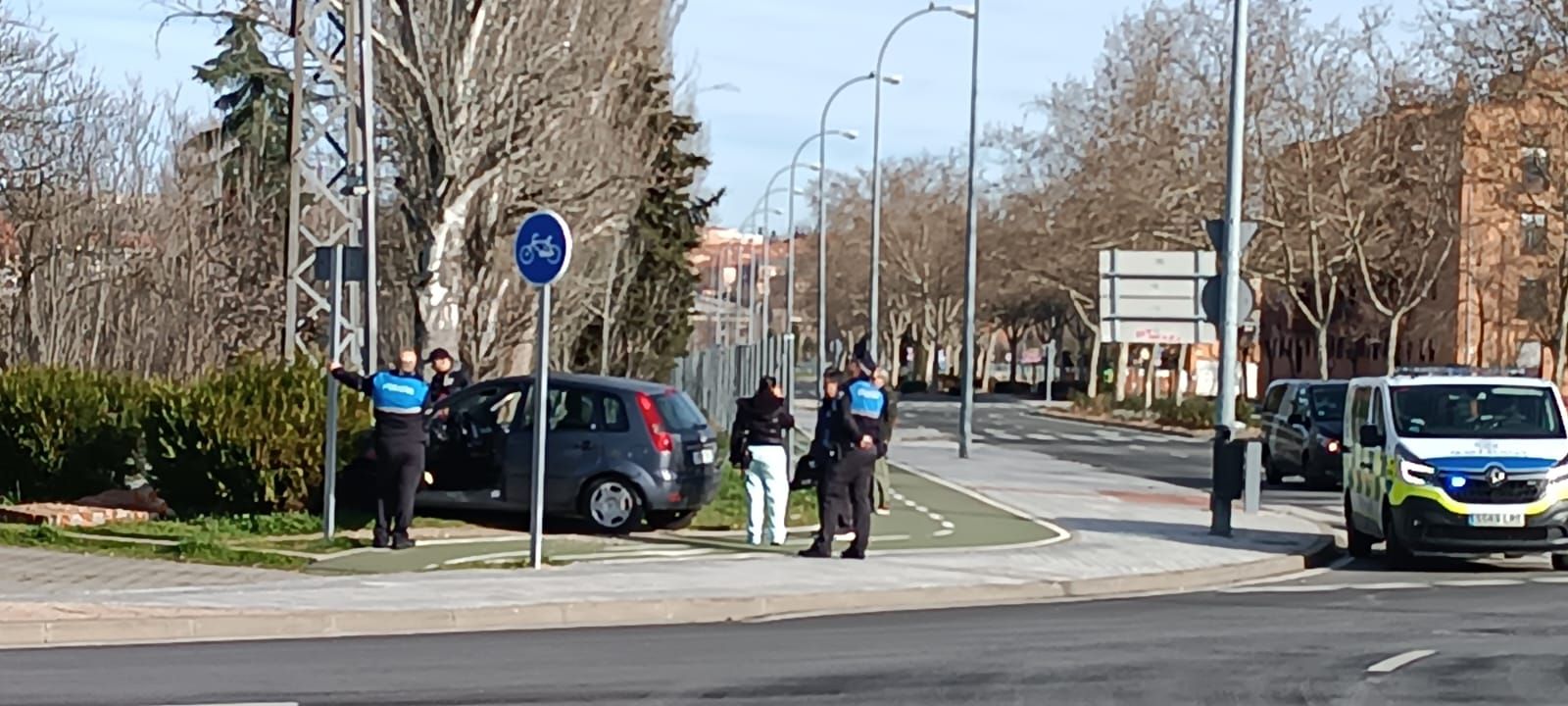 Impacta contra una farola en la avenida de Lasalle