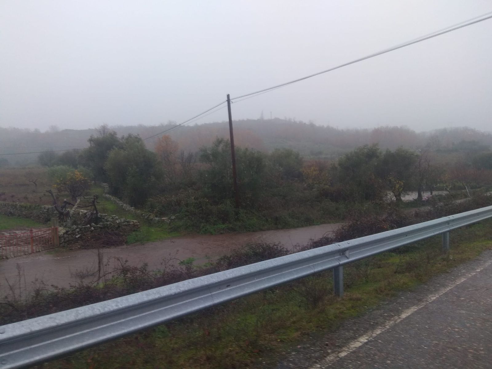rios-desbordados-y-zonas-inundadas-de-agua-en-villarino-de-los-aires-4