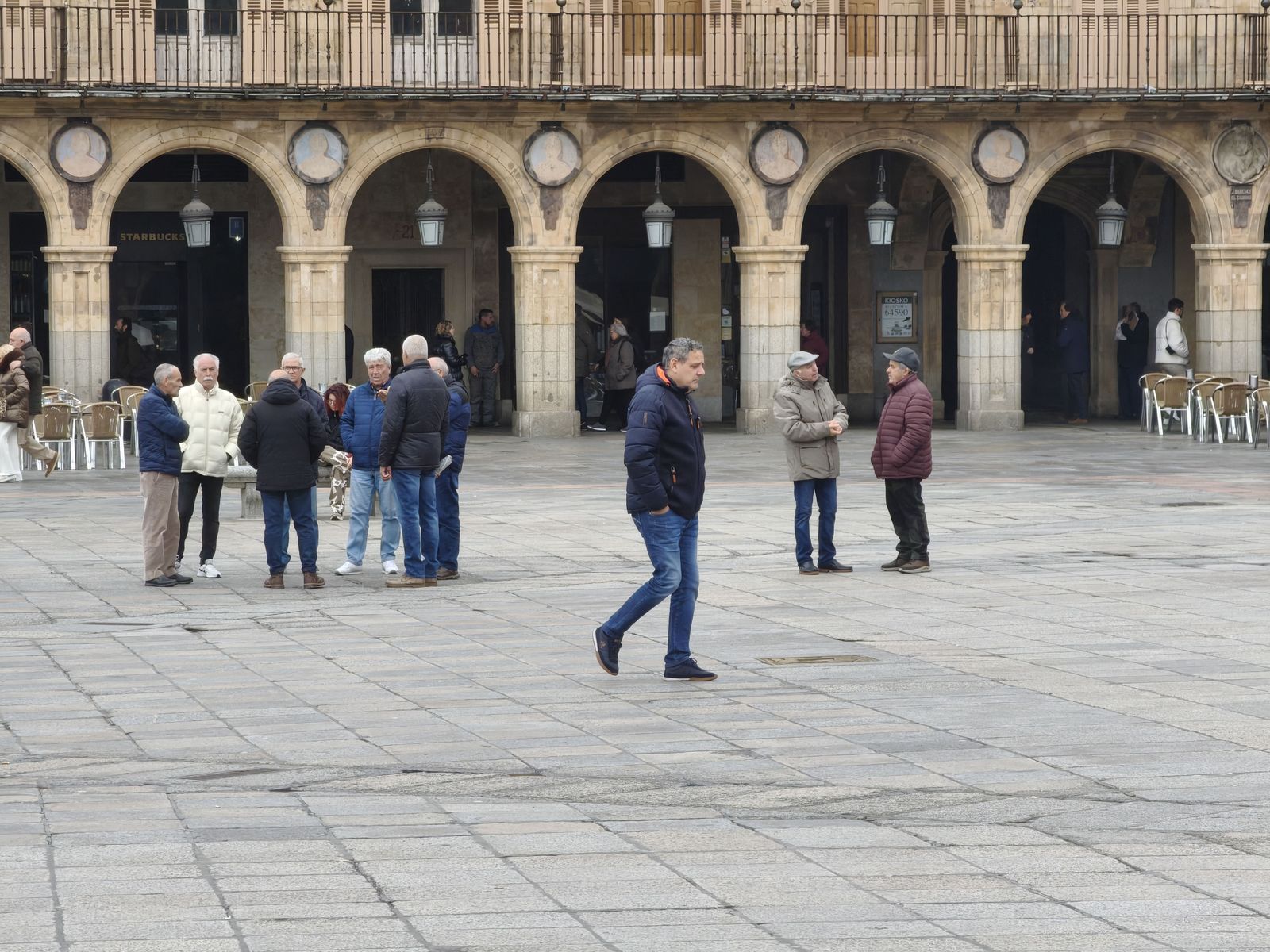 Gente y turistas paseando y haciendo turismo por Salamanca Gente y turistas paseando y haciendo turismo por Salamanca