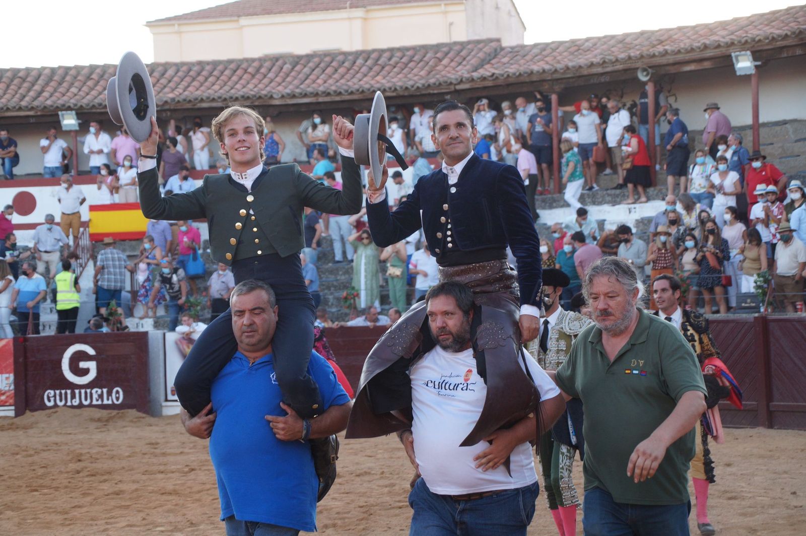 Diego Ventura y Duarte Fernández salen a hombros de la plaza de Guijuelo Diego Ventura y Duarte Fernández salen a hombros de la plaza de Guijuelo