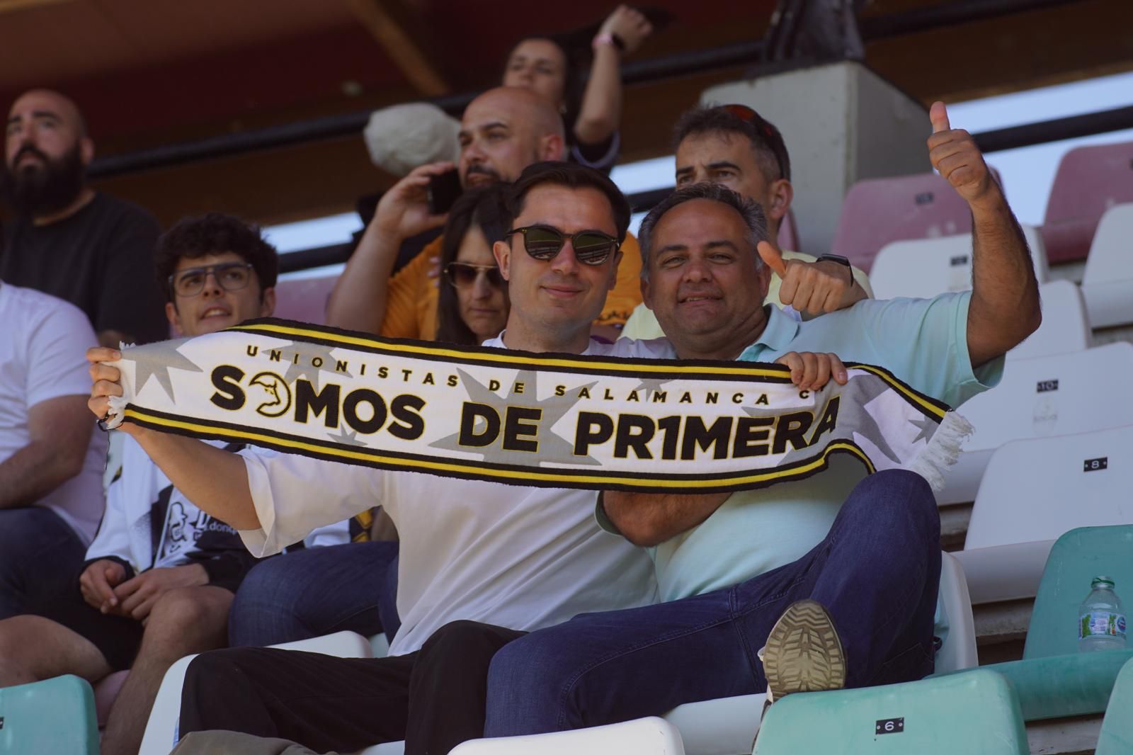 Gran ambiente en la grada para ver el partido entre Zamora - Unionistas en el Estadio Ruta de la Plata