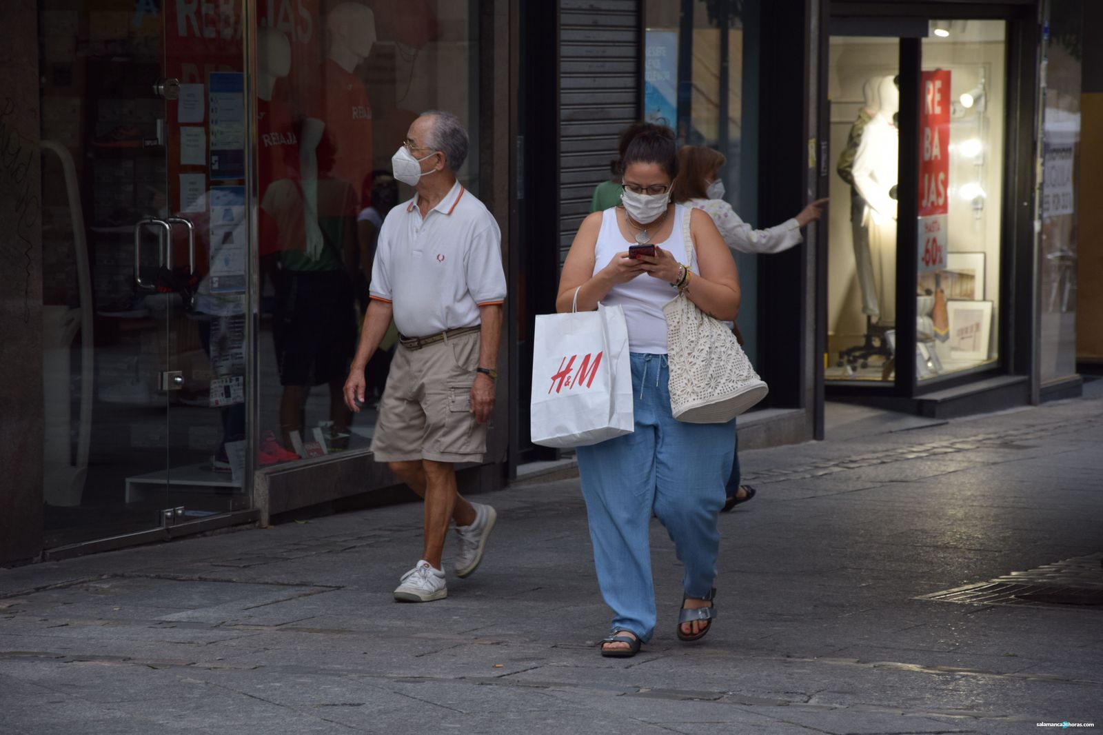 Peatones nublado coronavirus