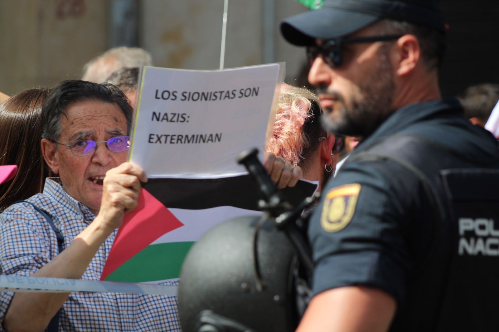 Protestas por Palestina al paso de la Vuelta Ciclista a España por Salamanca