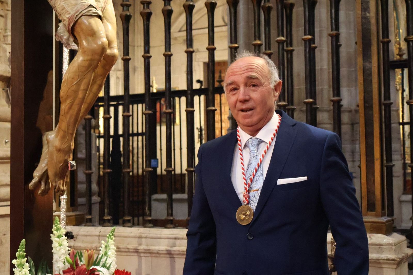 Carlos García Carbayo, asiste al homenaje de la Real Cofradía Penitencial de Cristo Yacente de la Misericordia y de la Agonía Redentora a Julián Alcántara Isidro
