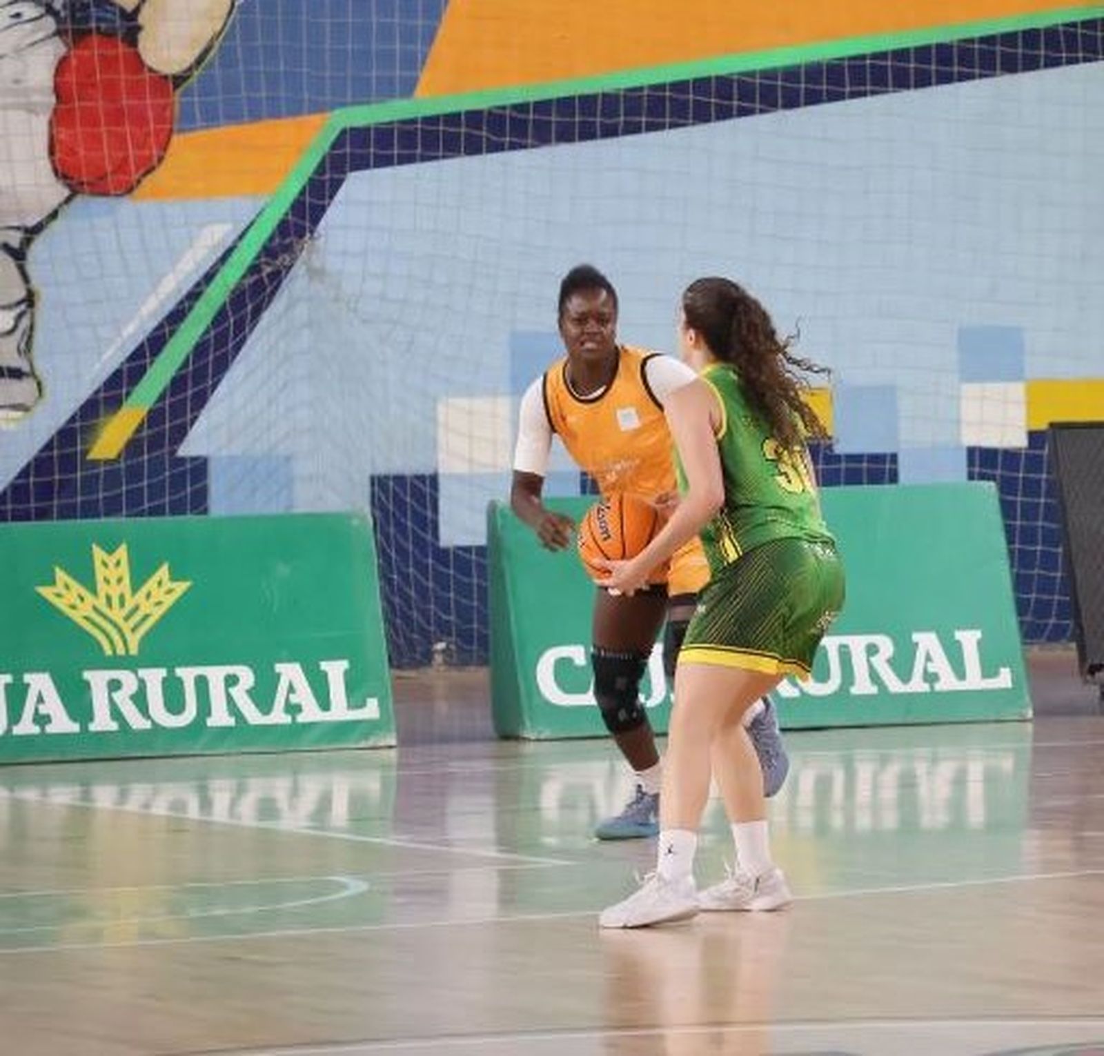 Fatou Pouye en una jugada contra Al-Qáceres