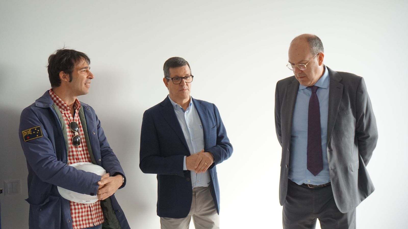 el-director-general-de-centros-e-infraestructuras-jose-migel-saez-visita-la-ultima-fase-al-ceip-maria-moliner-de-castellanos-de-moriscos-26