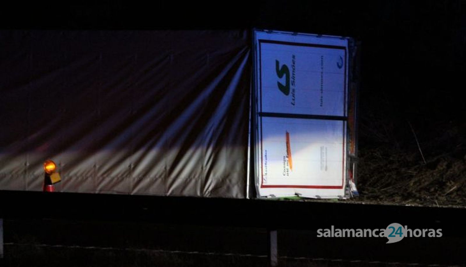 Vuelca un camión en la A 62 a su paso por Aldeanueva de Figueroa (1)