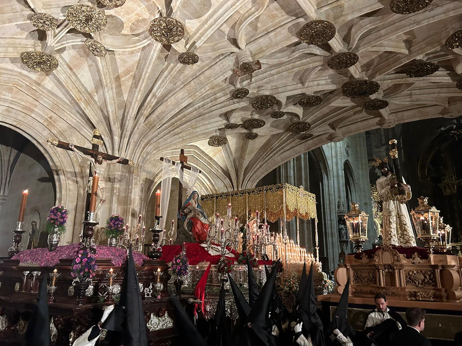 procesion-de-la-hermandad-dominicana-en-la-madrugada-del-viernes-santo-15