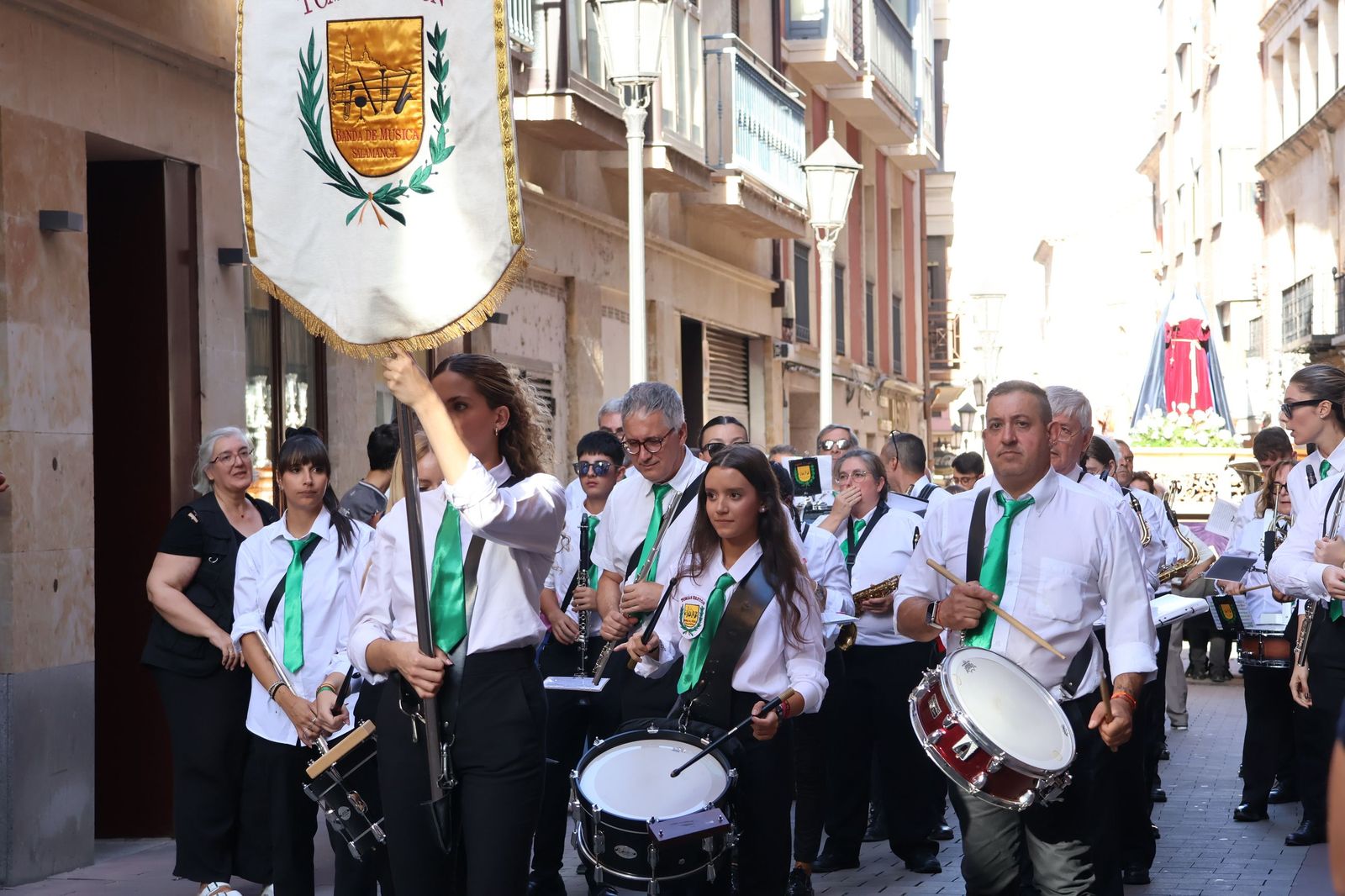La Exaltación de la Cruz procesiona por las calles de Zamora rumbo a la carpa de San Bernabé