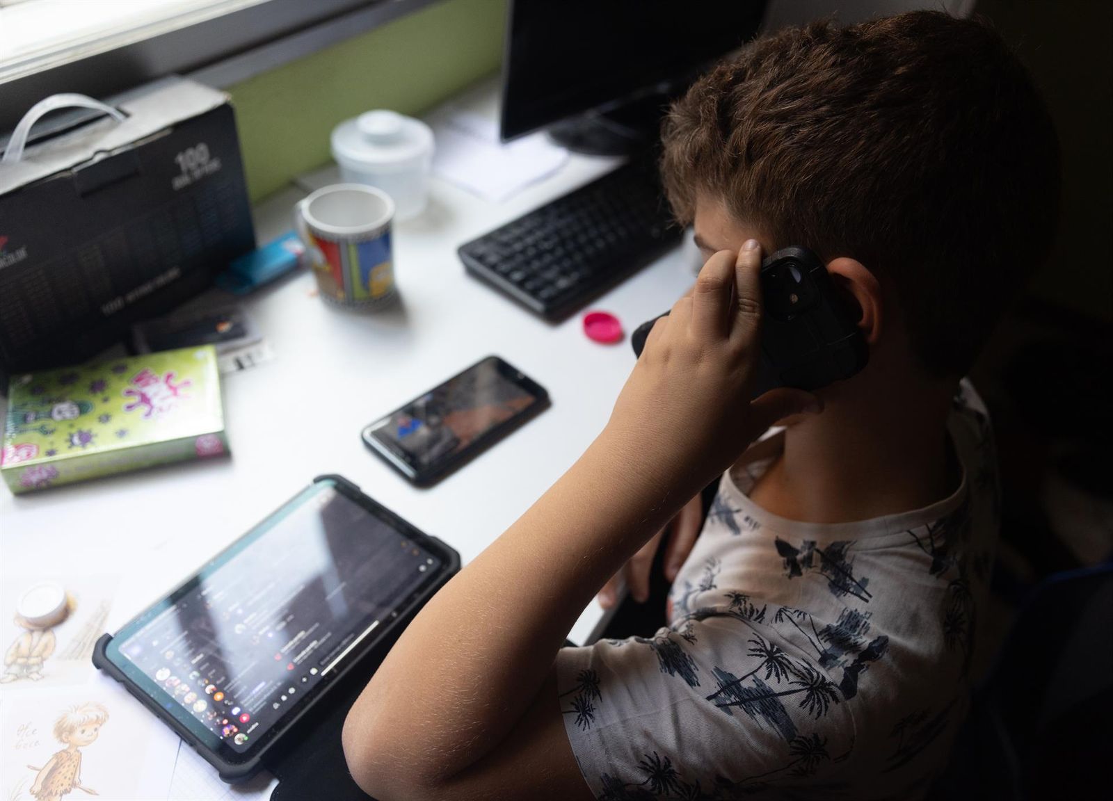 Niño usando un teléfono. Archivo EP Niño usando un teléfono. Archivo EP