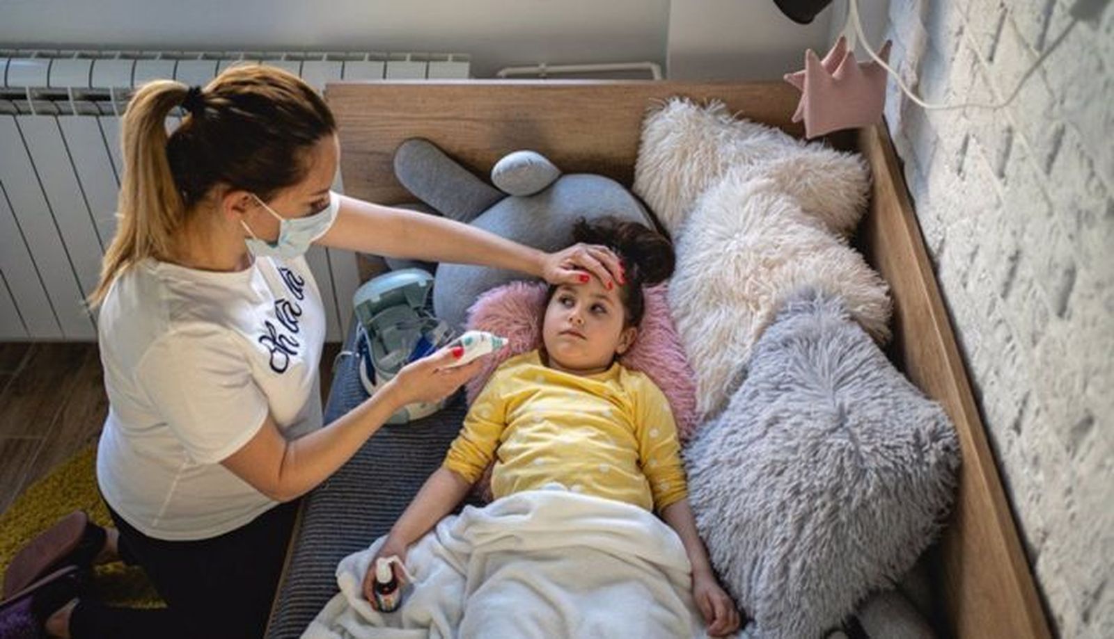 Nina enferma atendida por su madre 1 728x418