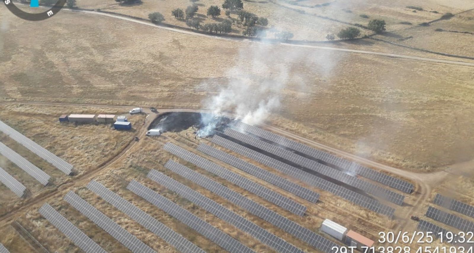 Incendio en Vitigudino junto a unas placas solares. FOTO: JCYL