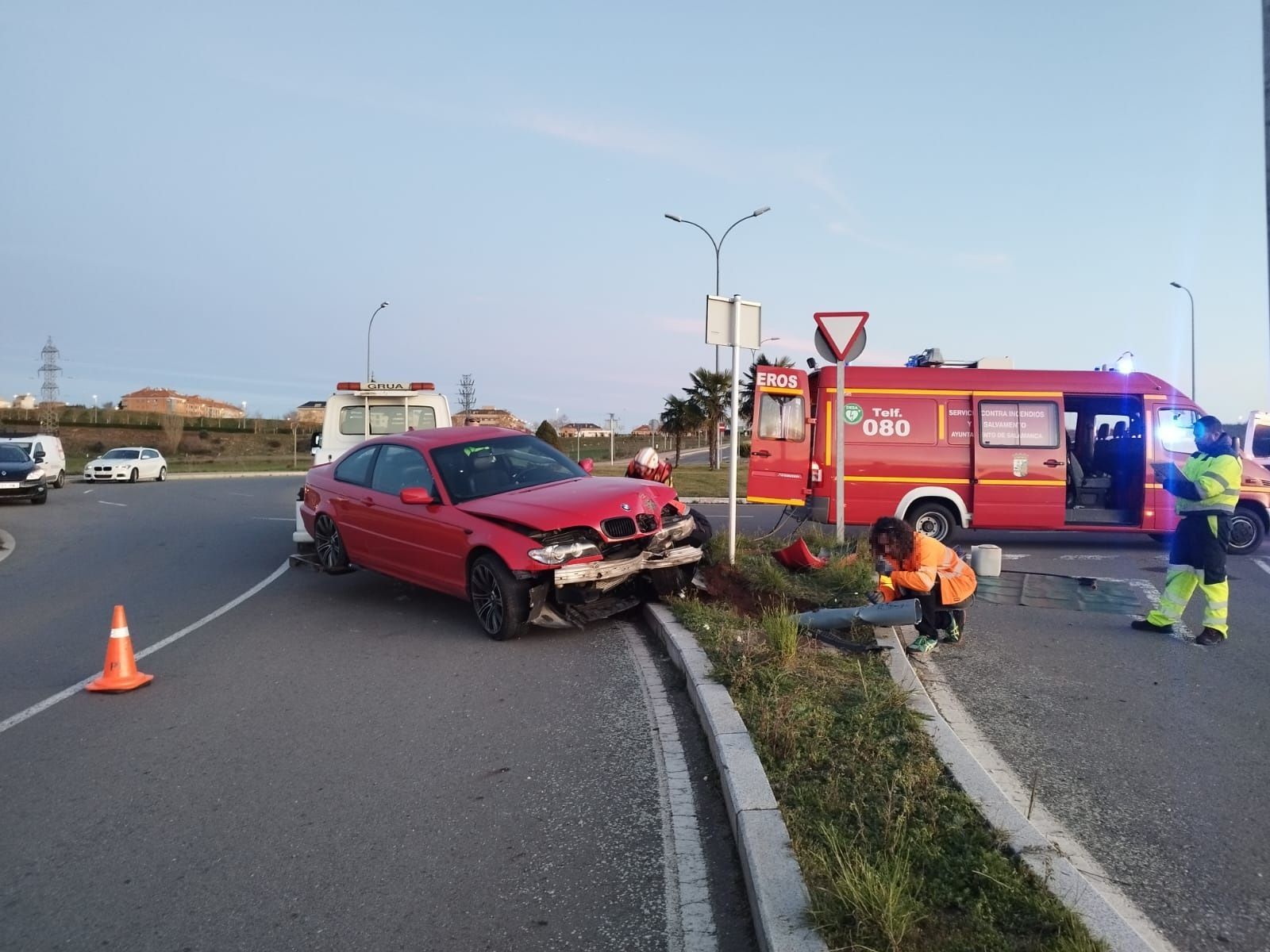 Choca contra una farola y destroza su vehículo en la avenida de Mariano Rodríguez. Fotos Andrea M.  (3)