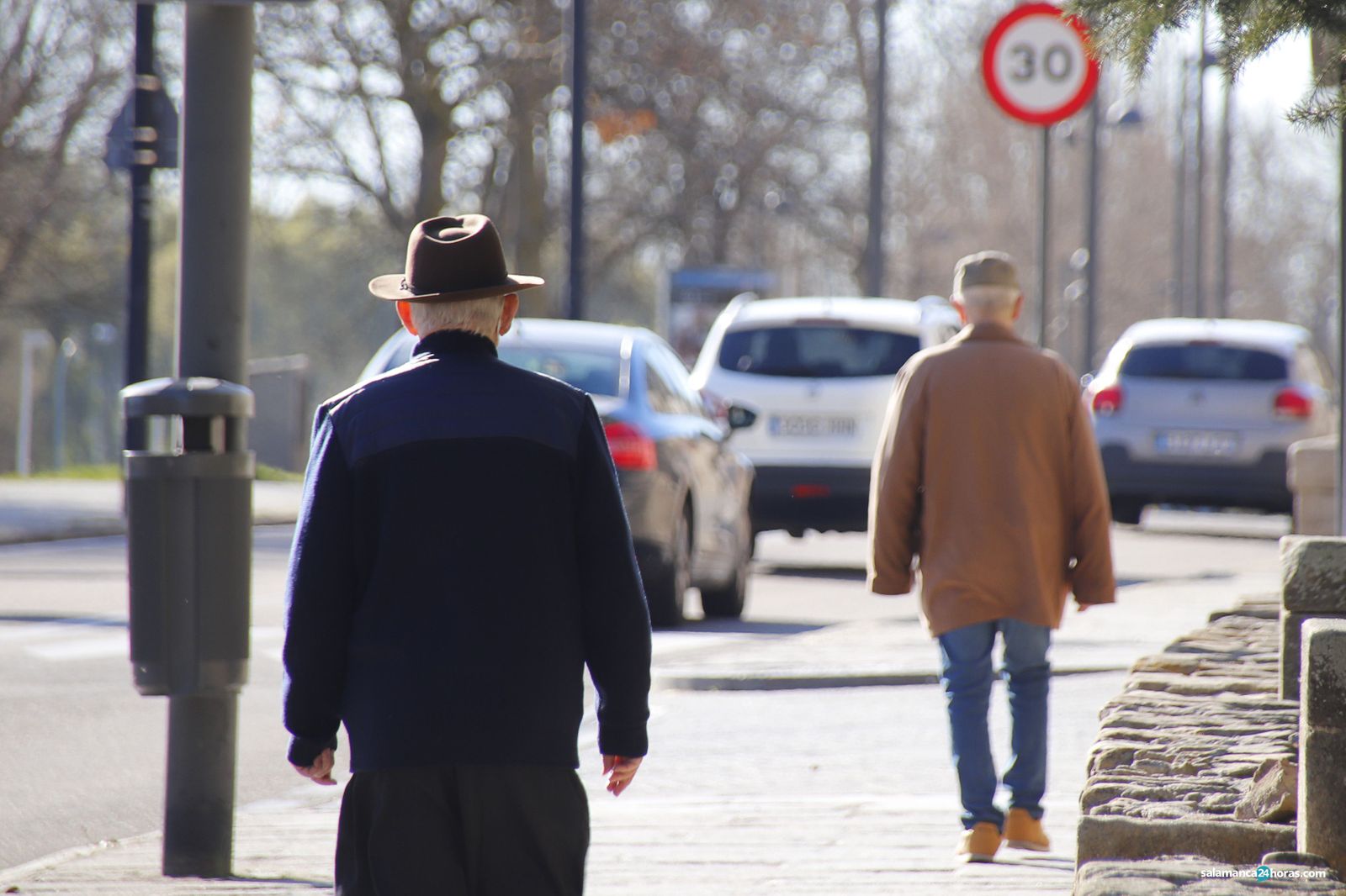 Personas mayores paseando por Salamanca. Foto de archivo