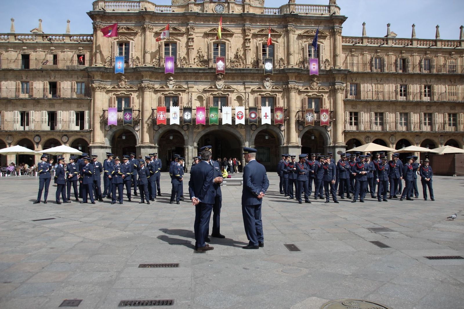 Carlos García Carbayo, entrega la distinción de Huéspedes Distinguidos a miembros de la Academia del Aire
