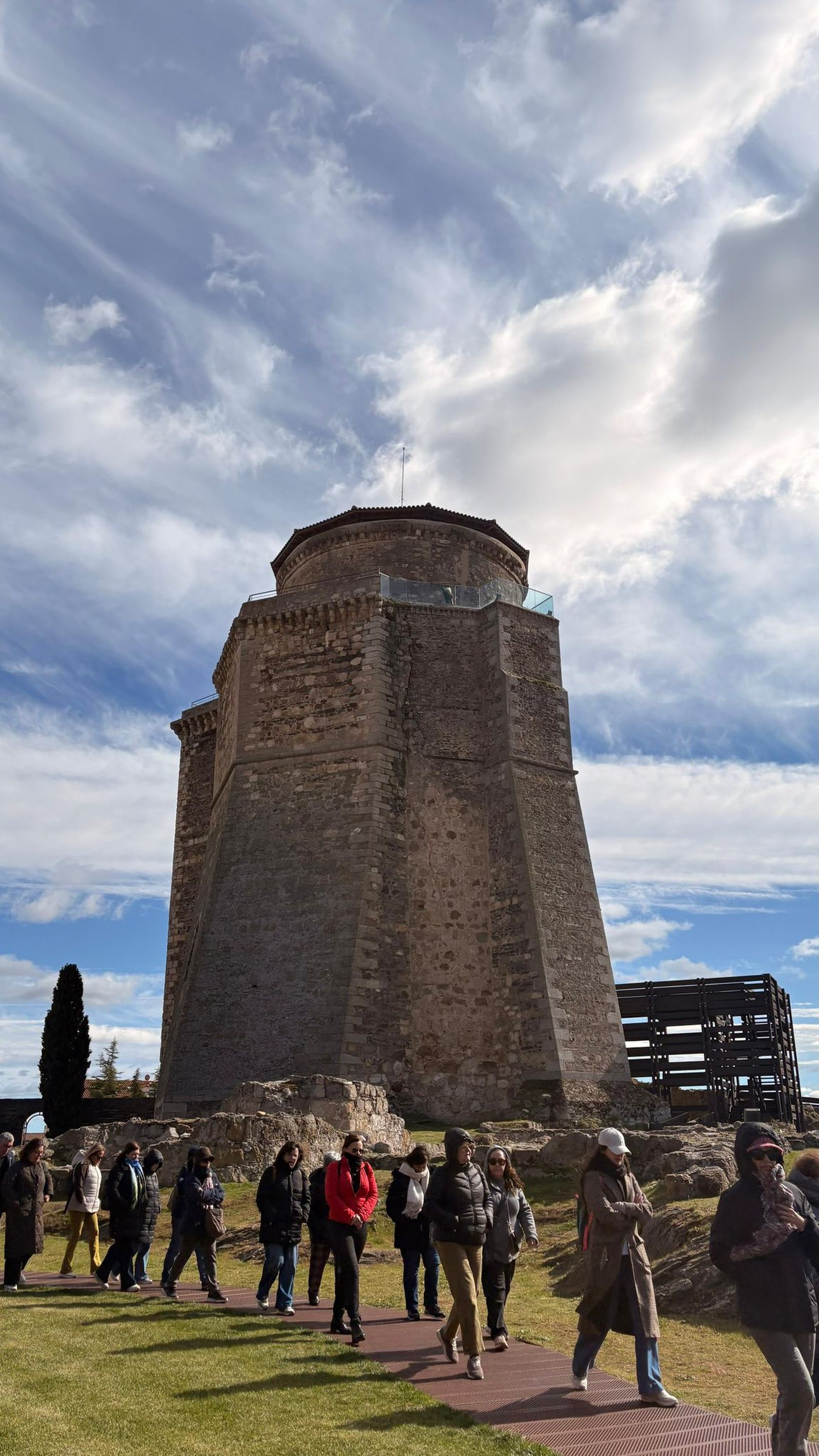 Visitantes en el Castillo de Alba de Tormes durante la Semana Santa