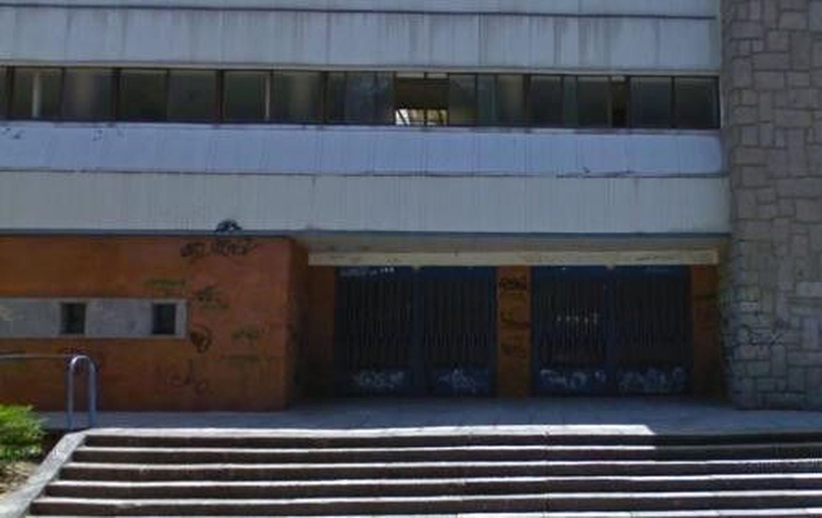 La Policía Local intercepta a dos grafiteros en el pabellón de La Alamedilla