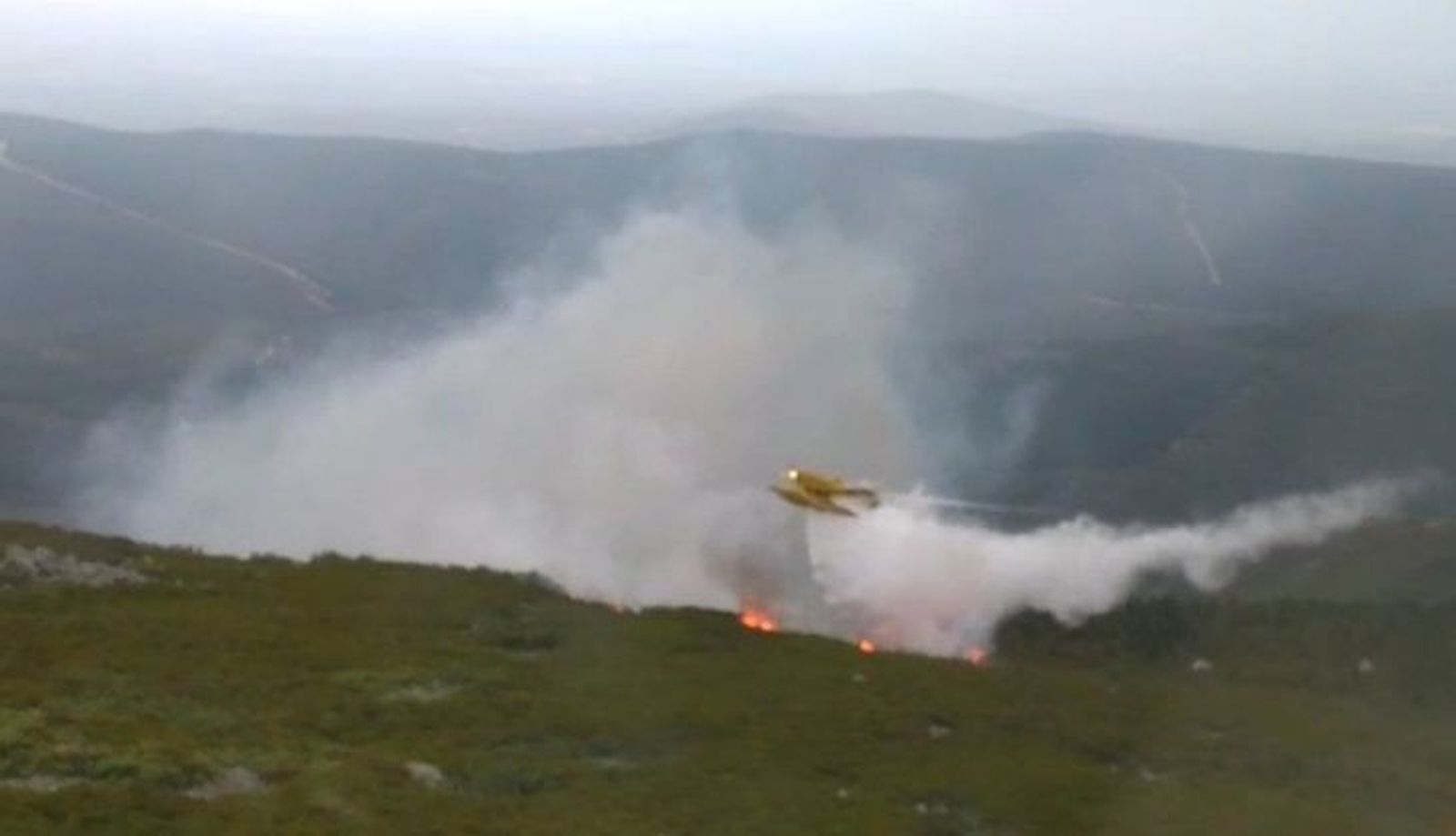 Trabajos de extinción de un fuego en Sanabria