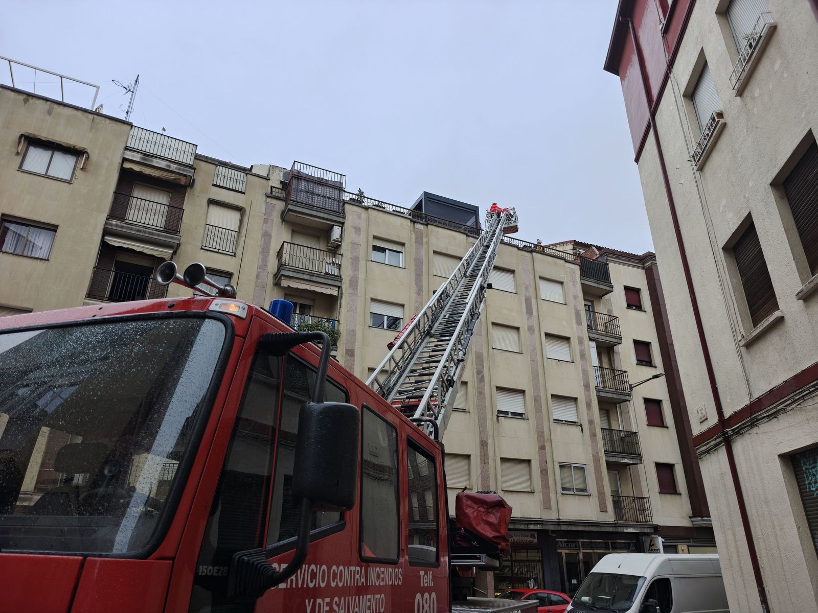 Una antena cae en la vía pública en el paseo del Gran Capitán