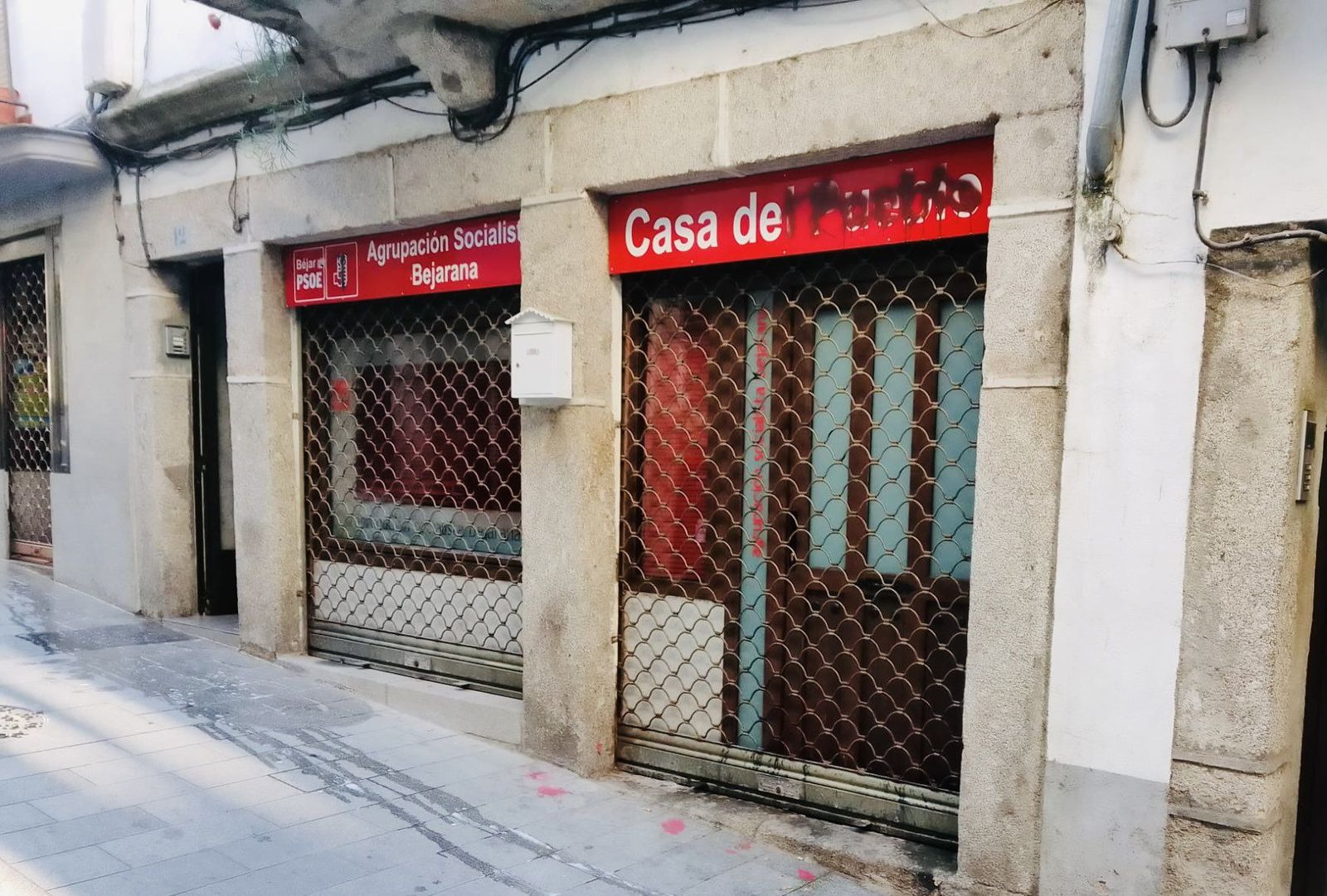 Sede del PSOE en Béjar vandalizada. Foto PSOE Salamanca Sede del PSOE en Béjar vandalizada. Foto PSOE Salamanca