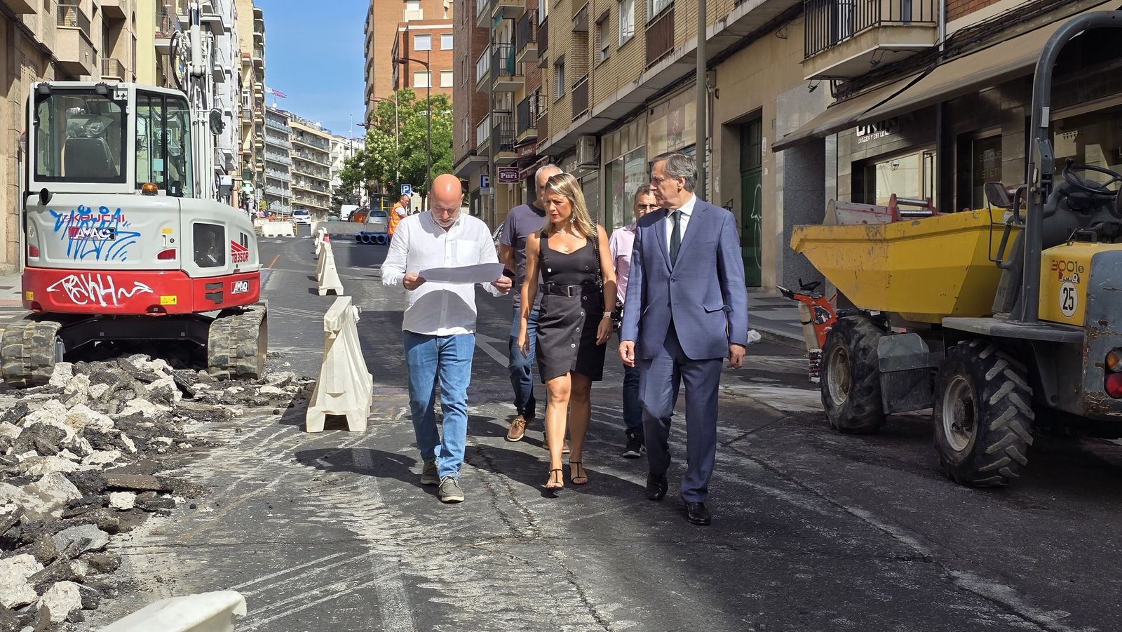 El alcalde de Salamanca, Carlos García Carbayo, visitas las obras de renovación de redes de abastecimiento de agua en el barrio Prosperidad