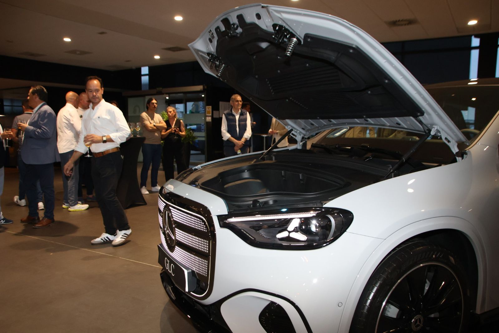 Presentación dos coches en la mercedes
