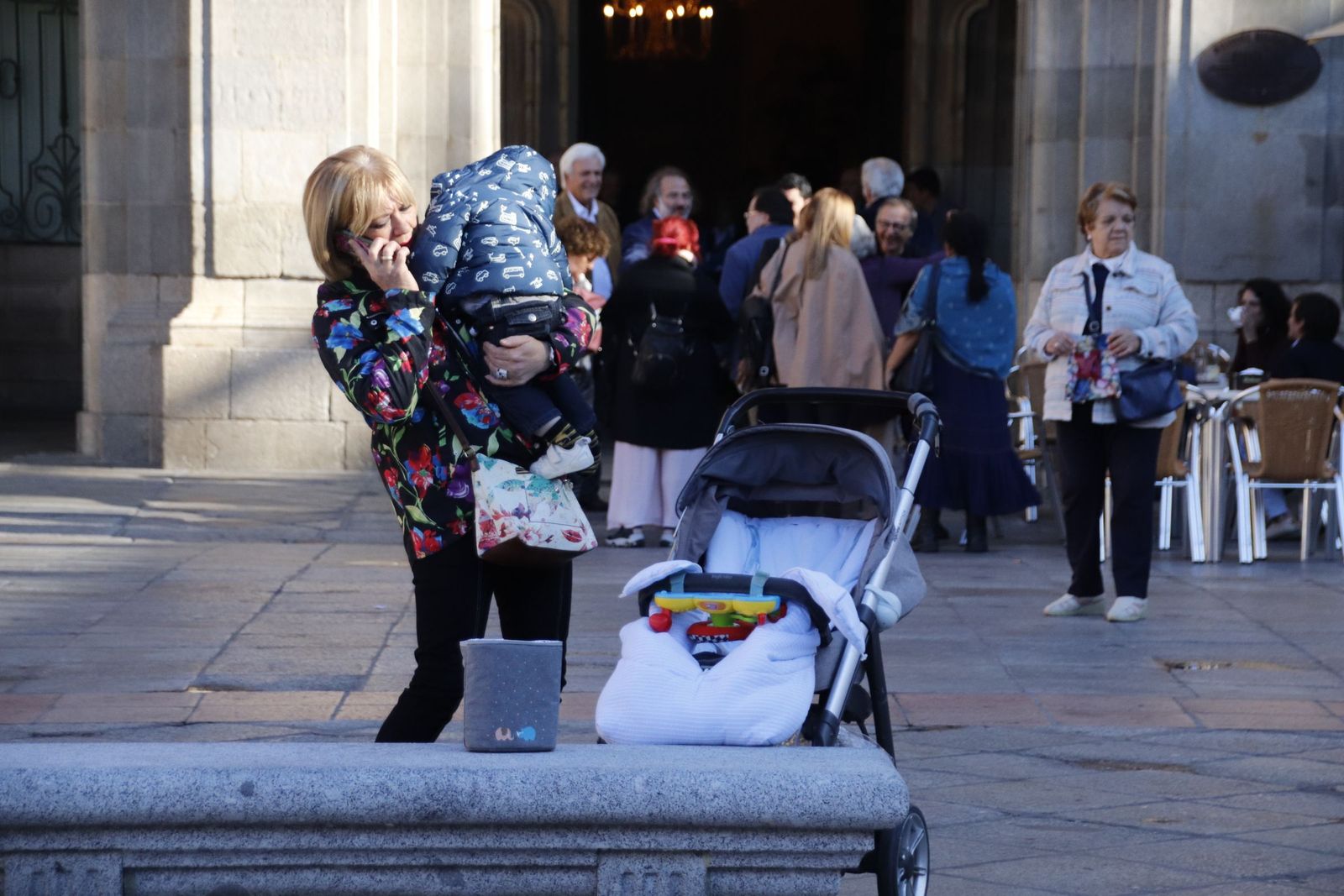 Mujer con carrito de bebé en la Plaza Mayor