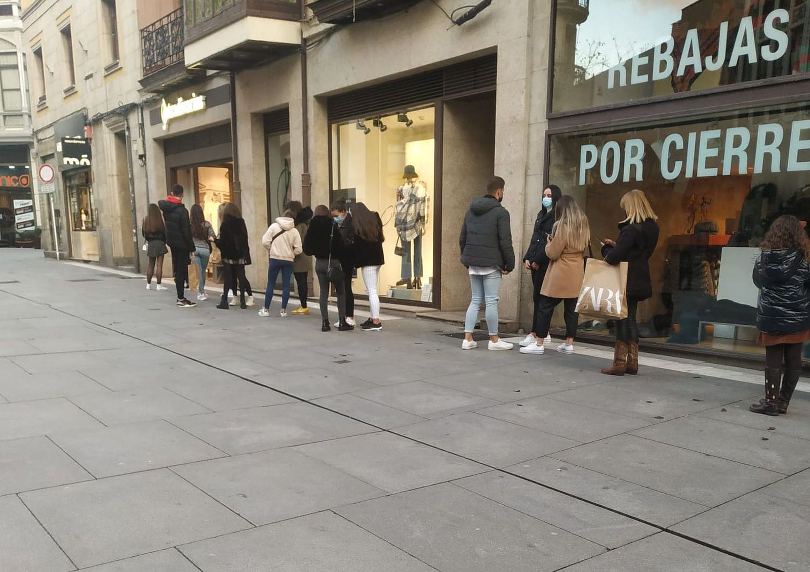 Colas stradivarius comercios black friday