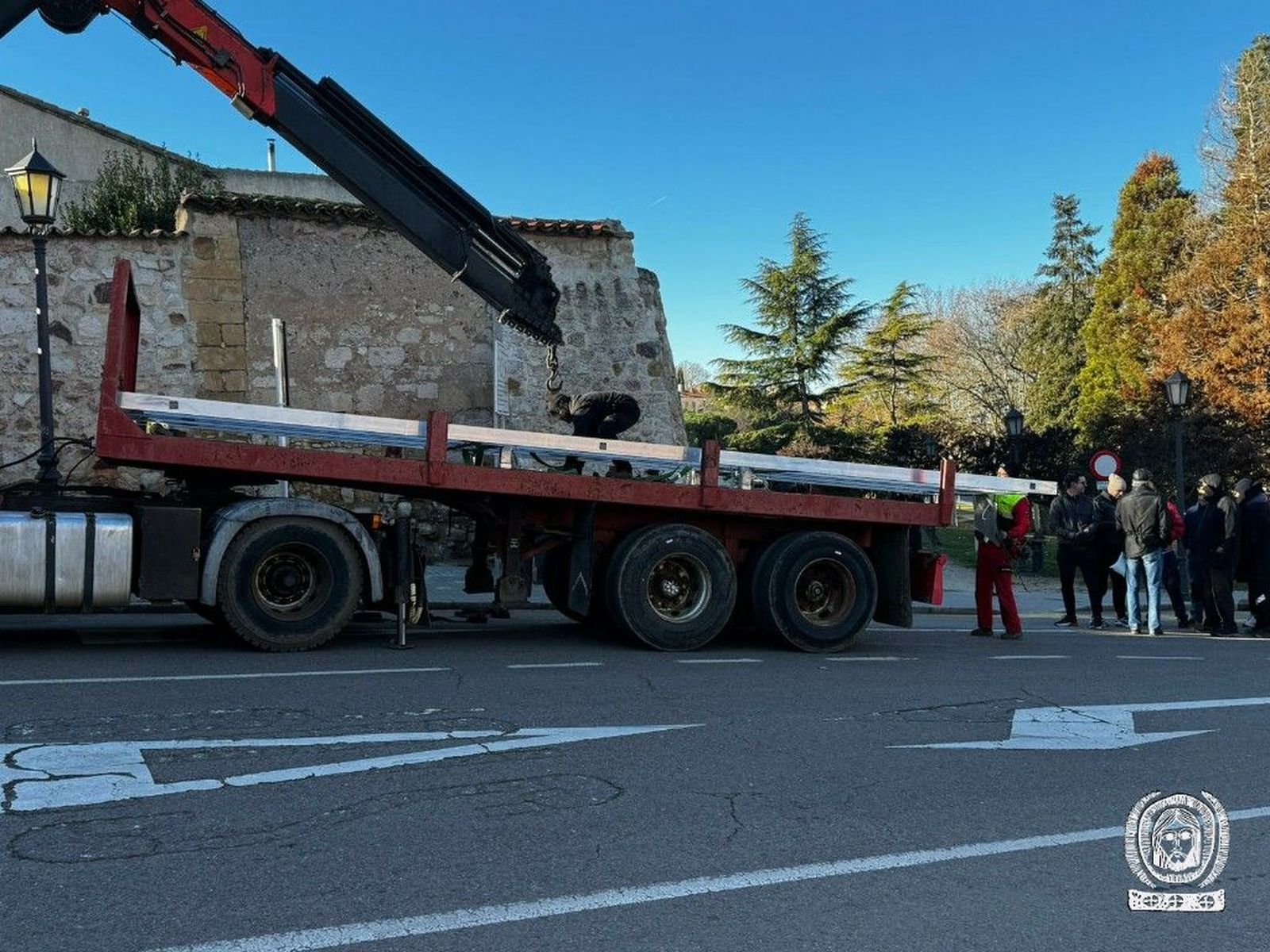 Día histórico para Luz y Vida la nueva estructura de aluminio del trono andas ya está en la panera. Hermandad Penitencial de Nuestro Señor Jesús de Luz y Vida.