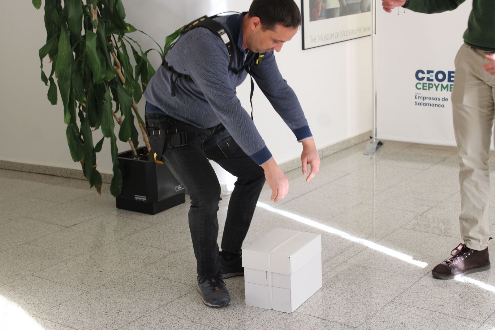 Demostración del funcionamiento de exoesqueletos industriales