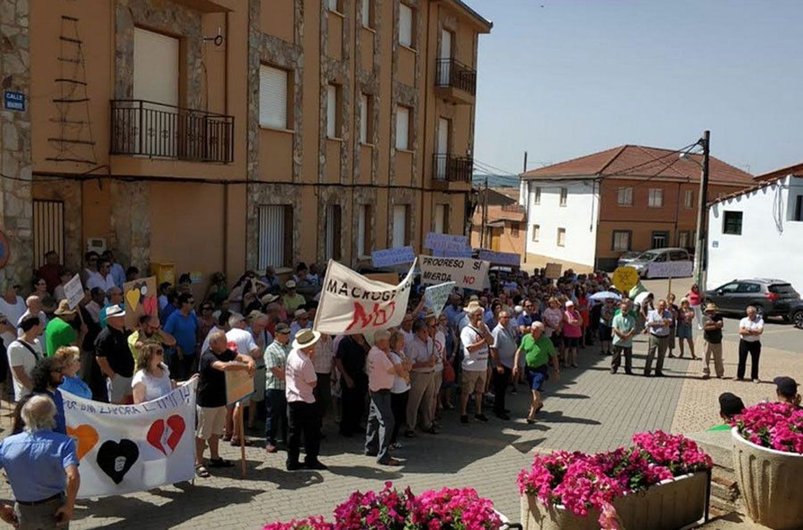 Concentracion faramontanos macrogranja agosto 2018
