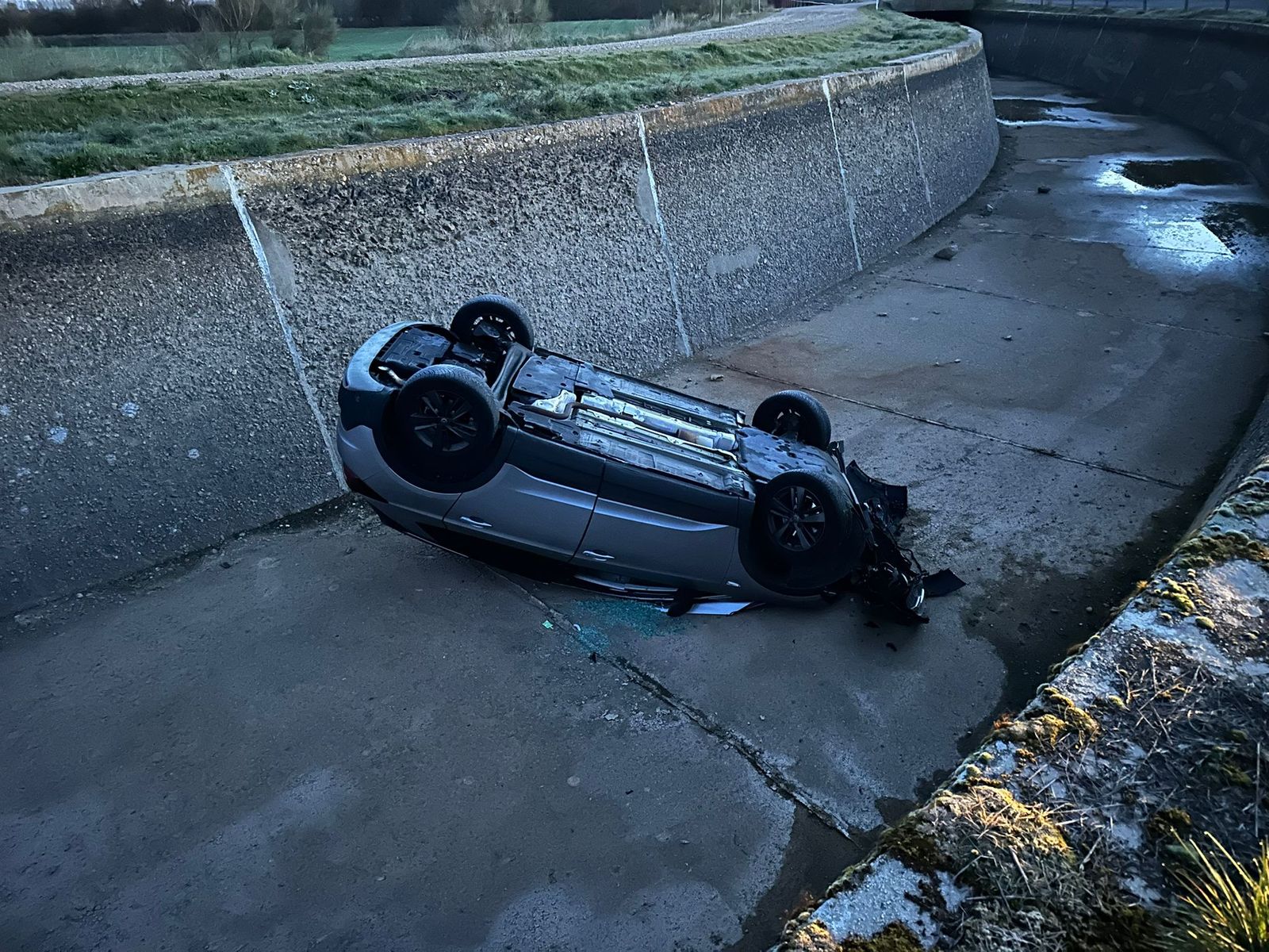 Se salta un stop y acaba en un canal en Garcihernández
