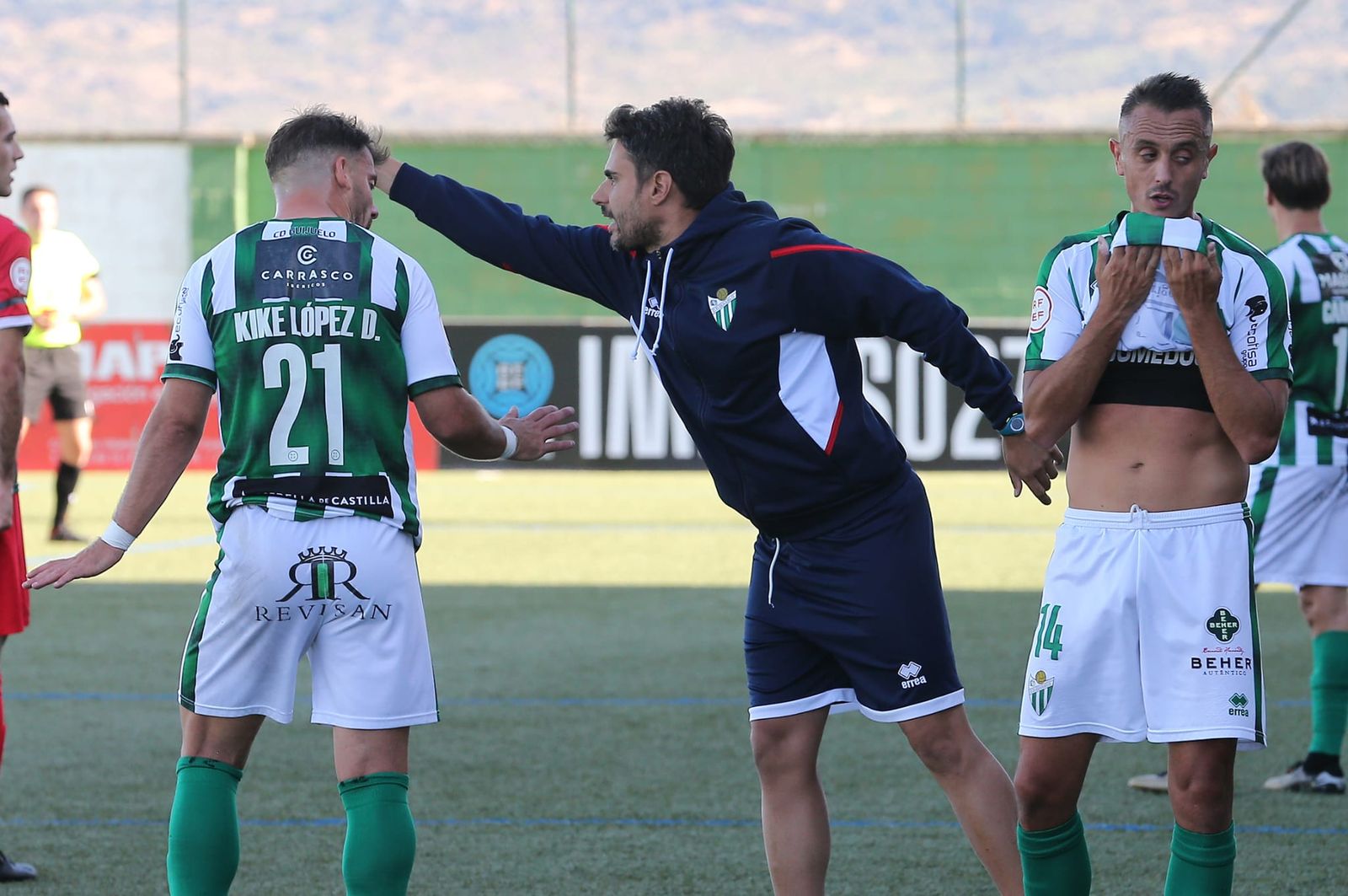 Mario Sánchez da instrucciones ante la Gimnástica de Torrelavega