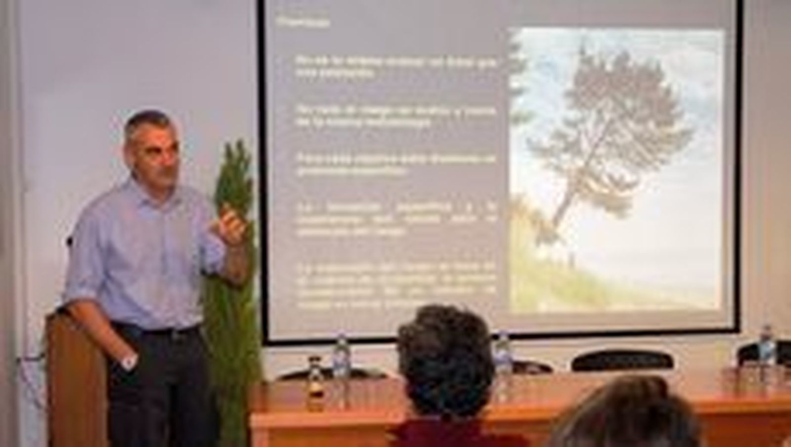El experto en arboricultura, Gerard Passola, charla con técnicos municipales para solventar dudas sobre poda