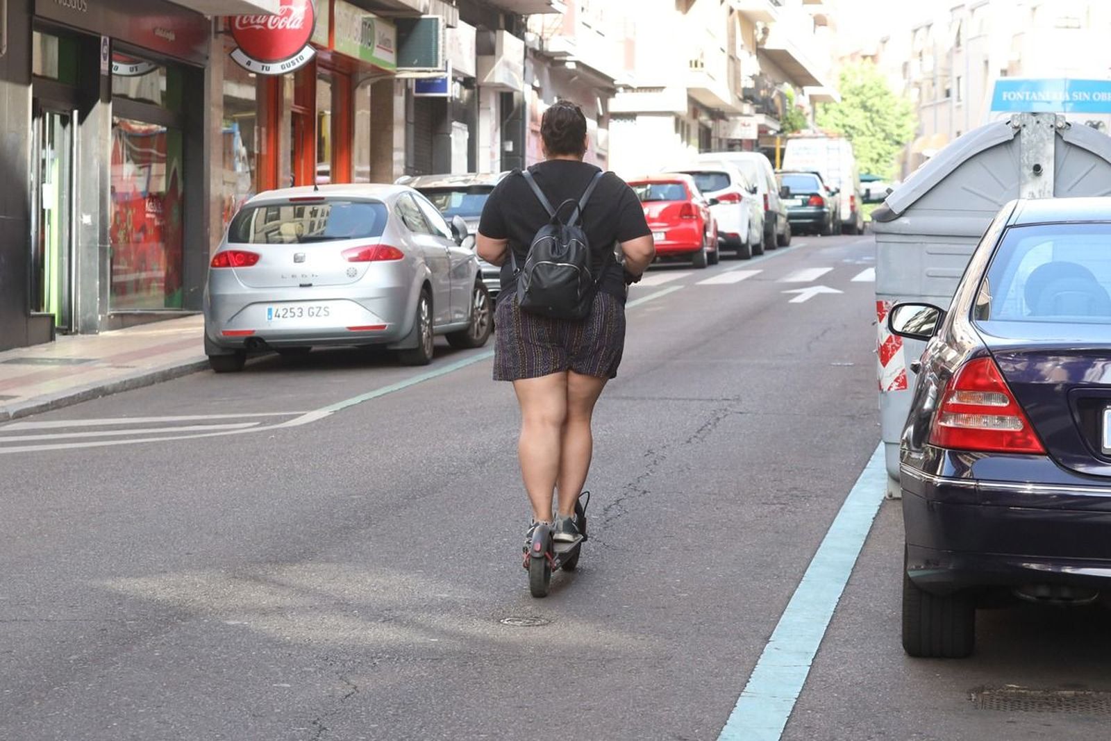 Un usuario con patinete por la carretera