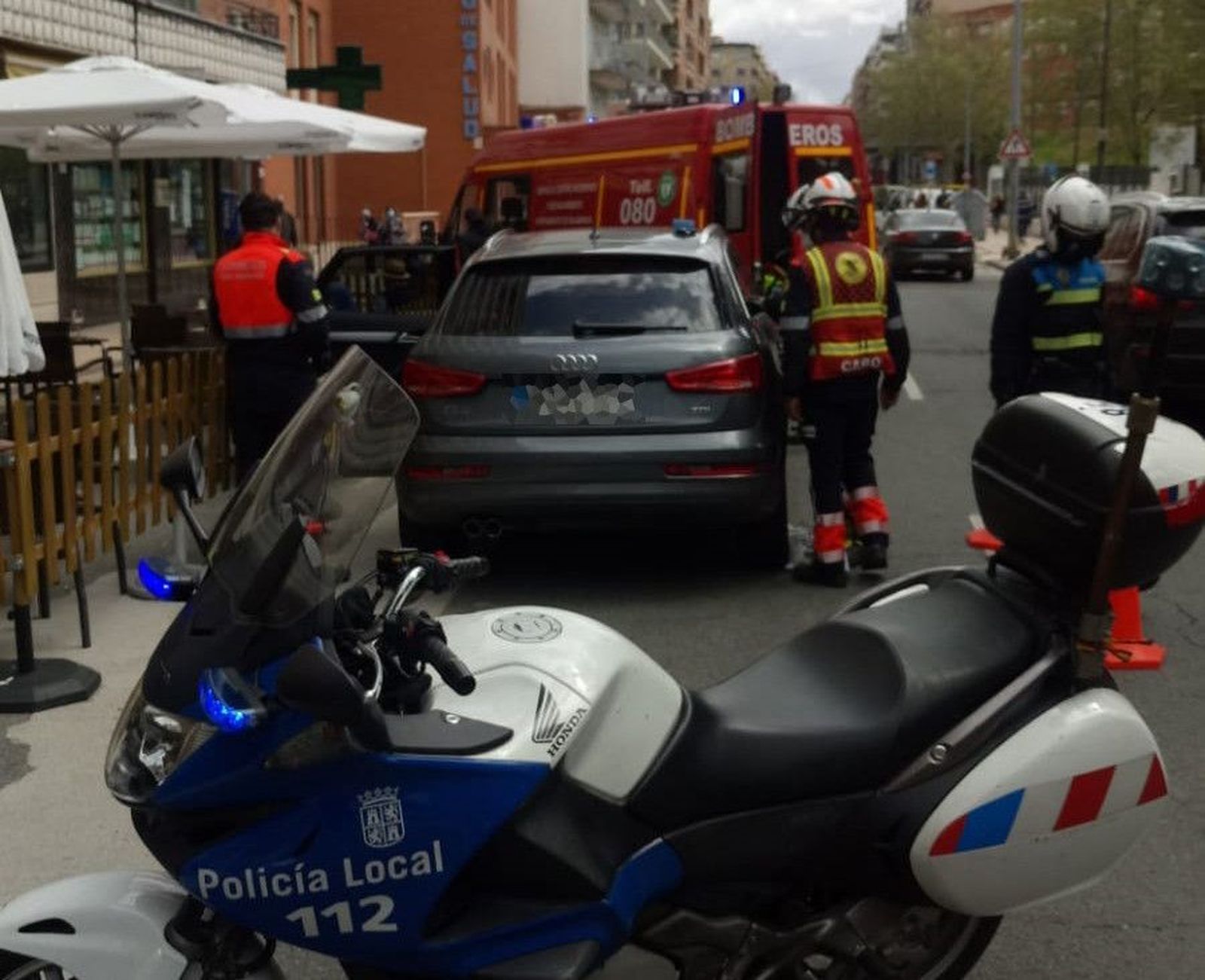 Los Bomberos tienen que romper la luna de un turismo aparcado en la avenida de Comuneros al dejarse una mujer las llaves del coche y a su hijo de tres años dentro