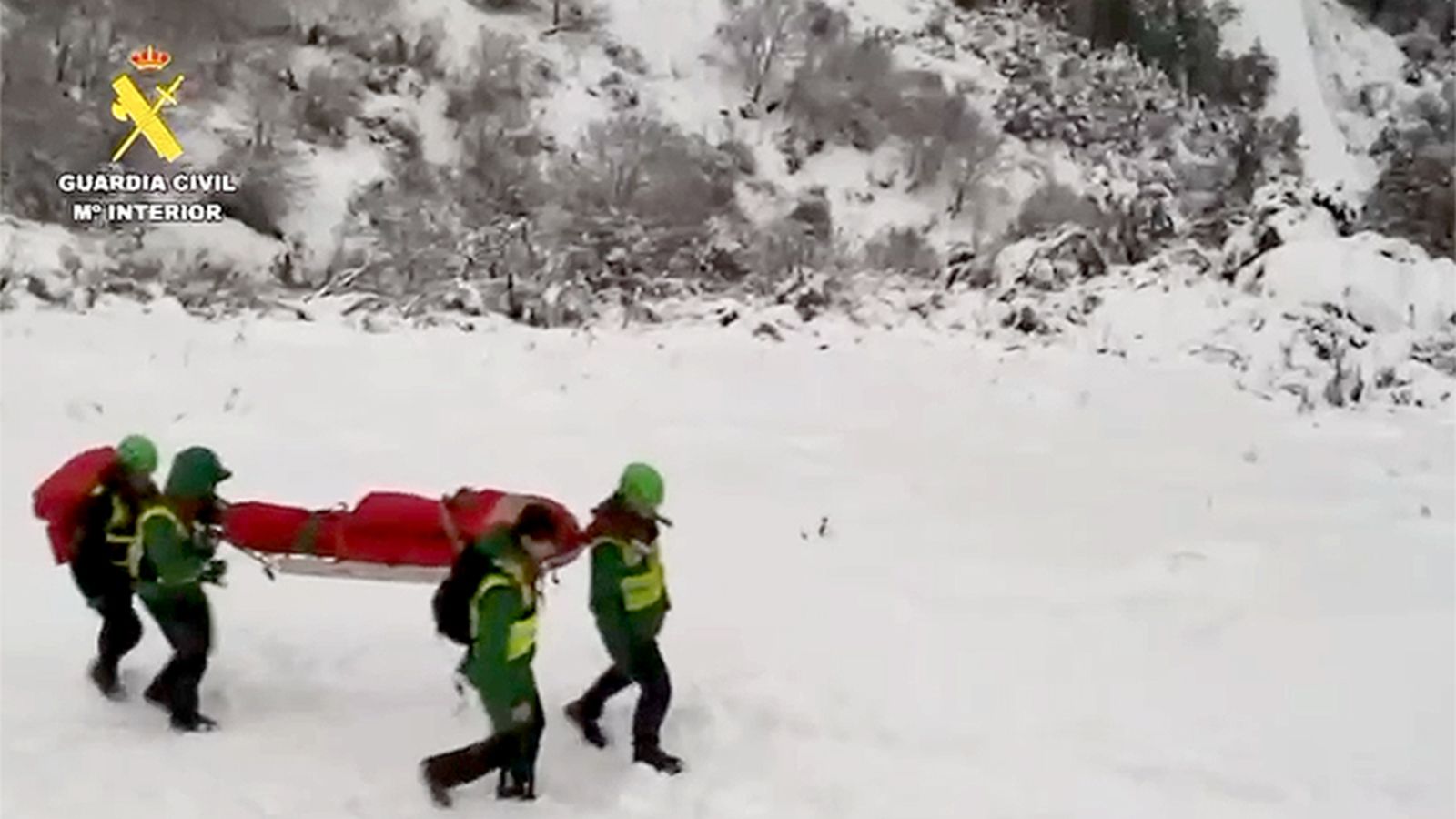 Fotograma del video difundido por la Guardia Civil del rescate del conductor de una quitanieves fallecido