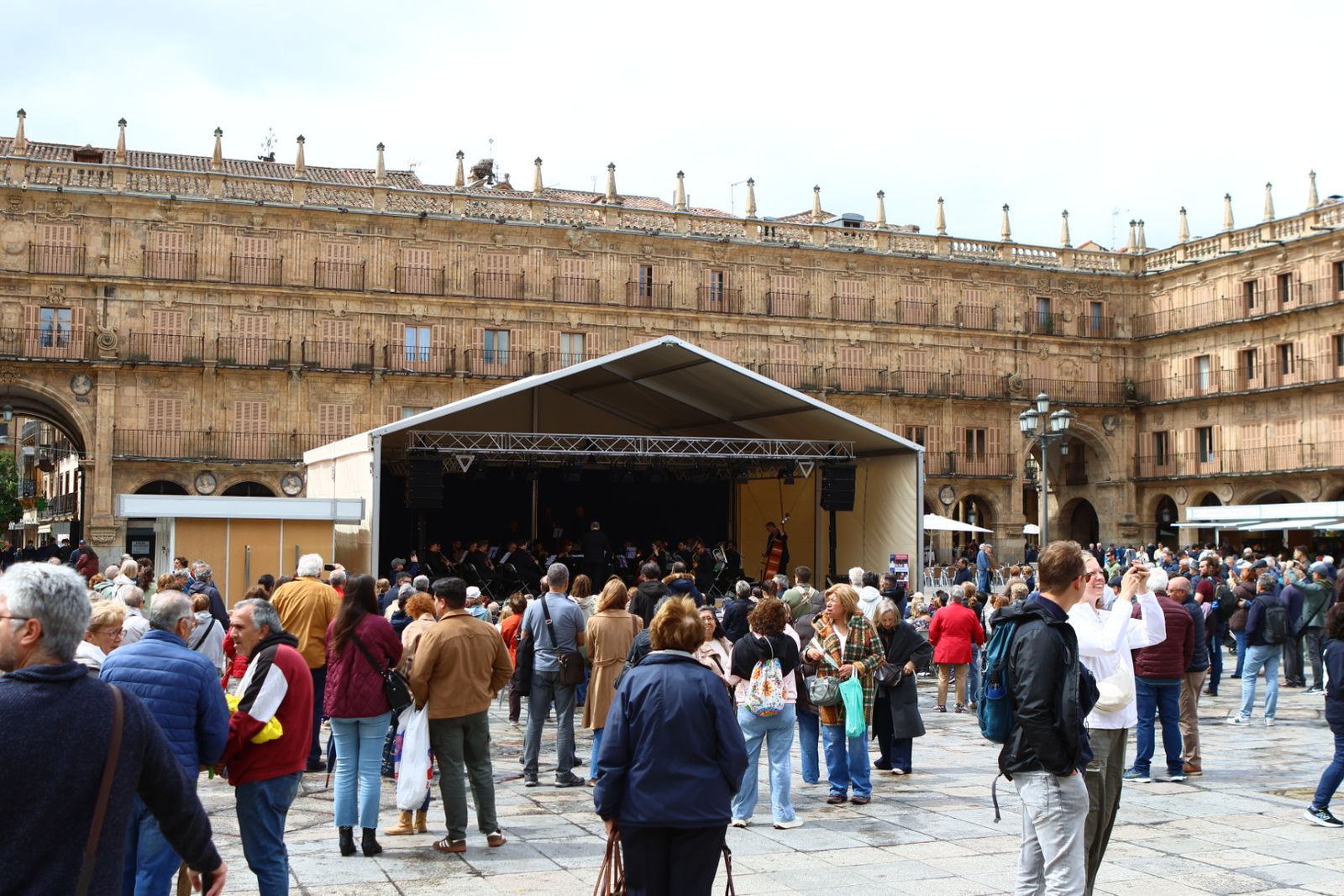Feria municipal del libro en la Plaza Mayor de Salamanca