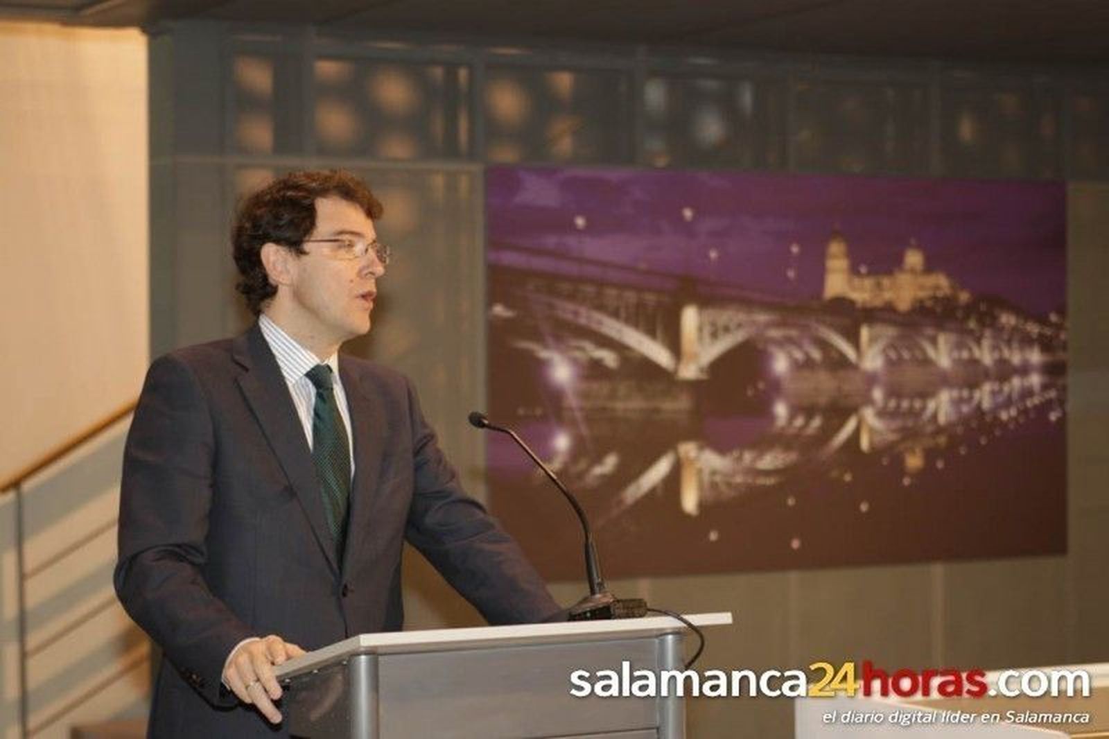 Exposición sobre el puente Enrique Estevan