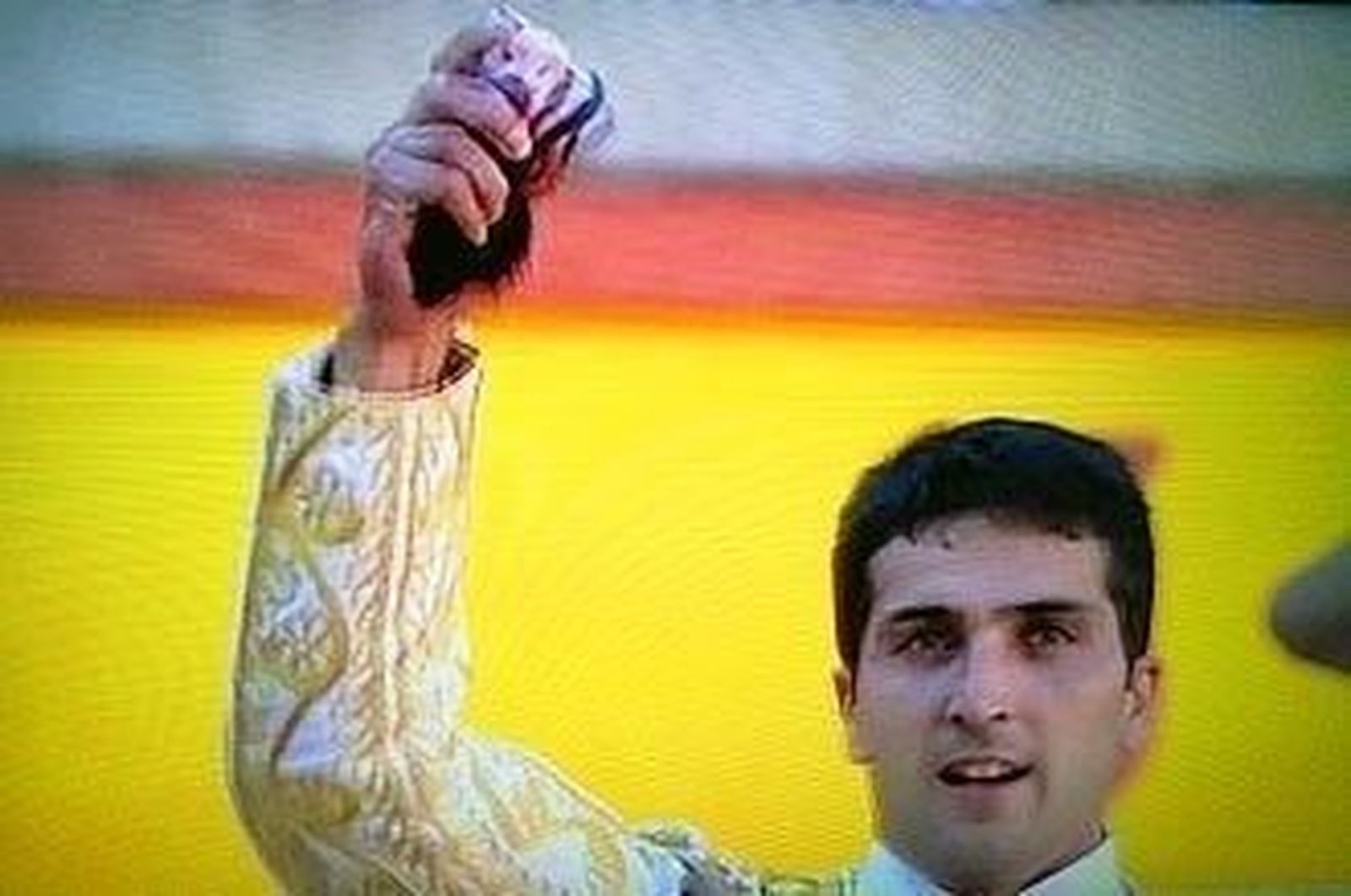 Castaño evita el castañazo al cortar una oreja a un Miura