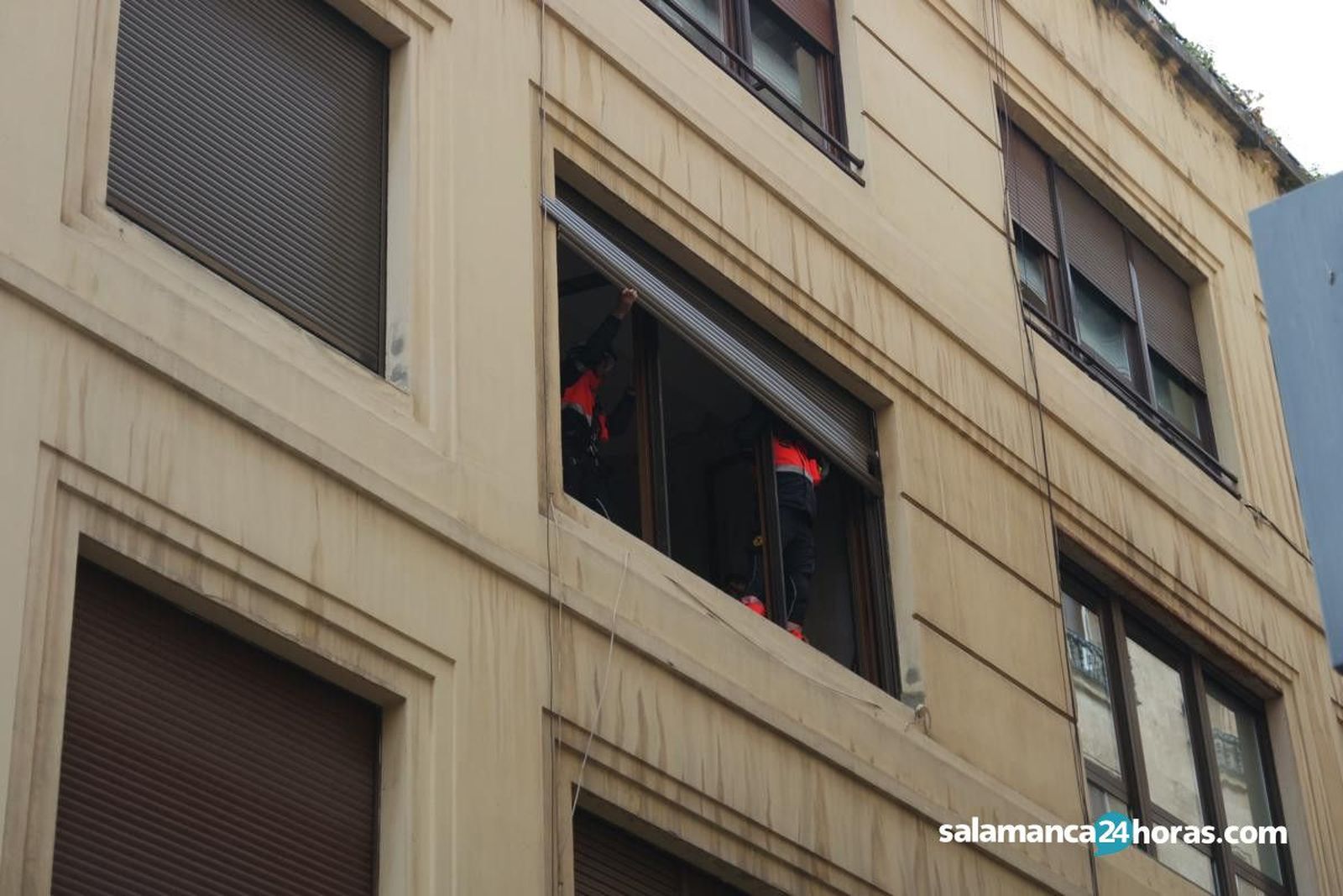 Bomberos caída persiana calle Brocense (7) 1200x800