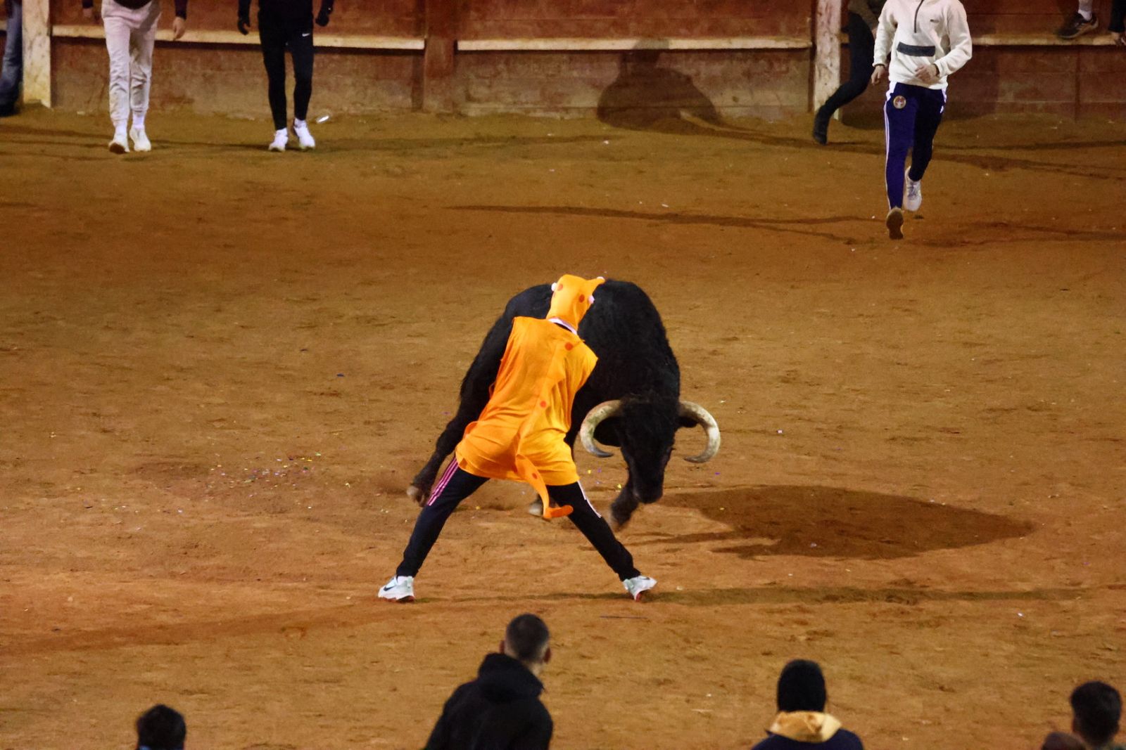 Capa y desencierro de tarde de lunes en el Carnaval del Toro 2026