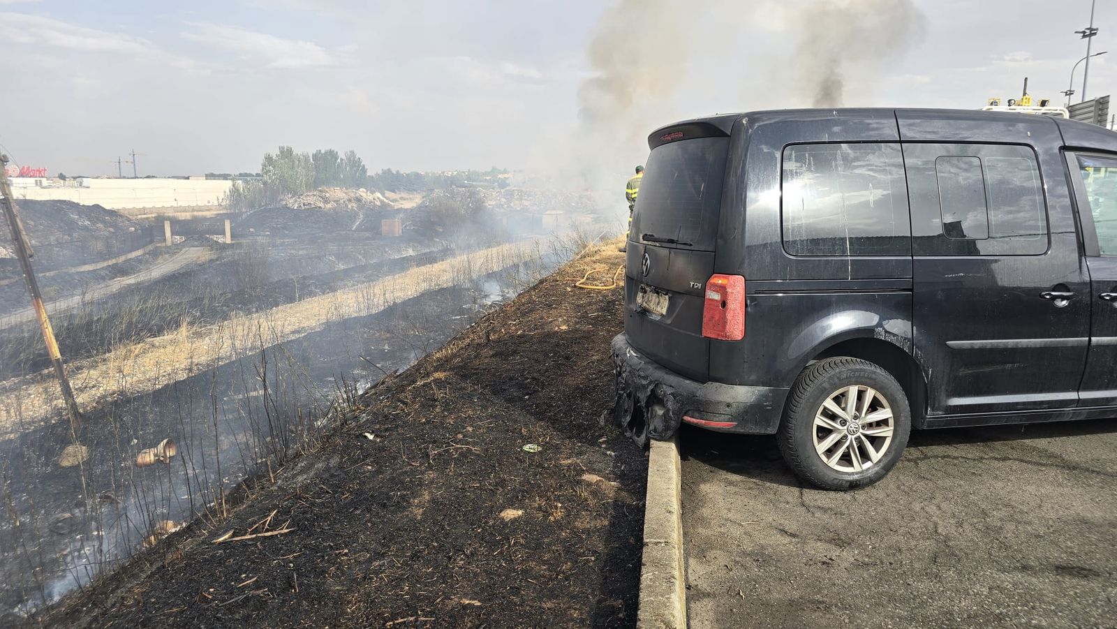 Los bomberos sofocan un gran incendio en el Polígono Industrial de Los Montalvos