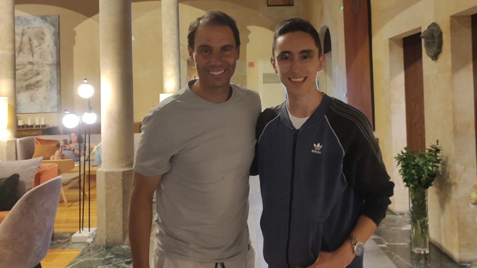 Rafa Nadal y su fan Víctor en el hotel del extenista