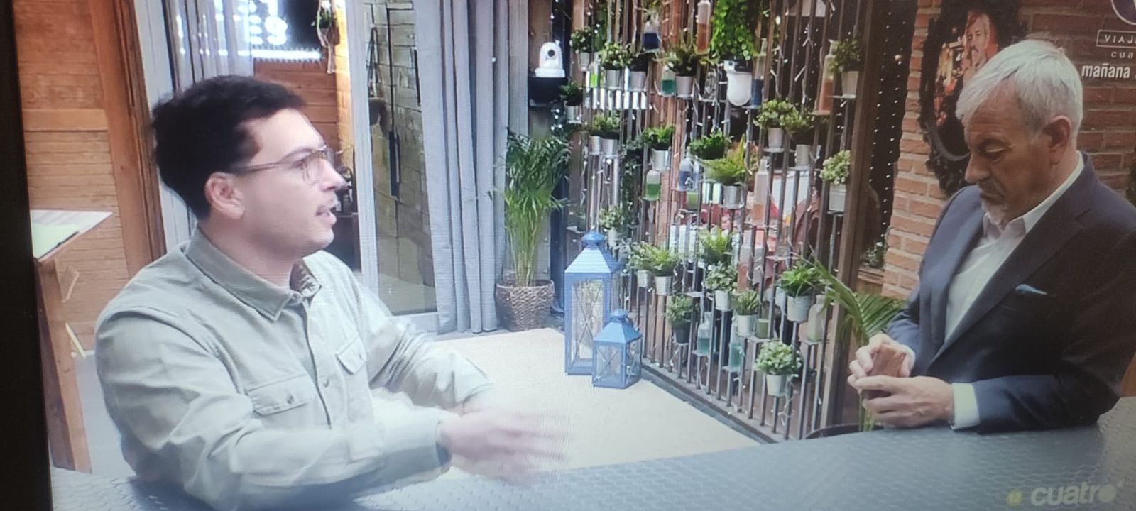 Captura del momento en el que Julio entrega el trozo de lomo a Carlos Sobera Captura del momento en el que Julio entrega el trozo de lomo a Carlos Sobera