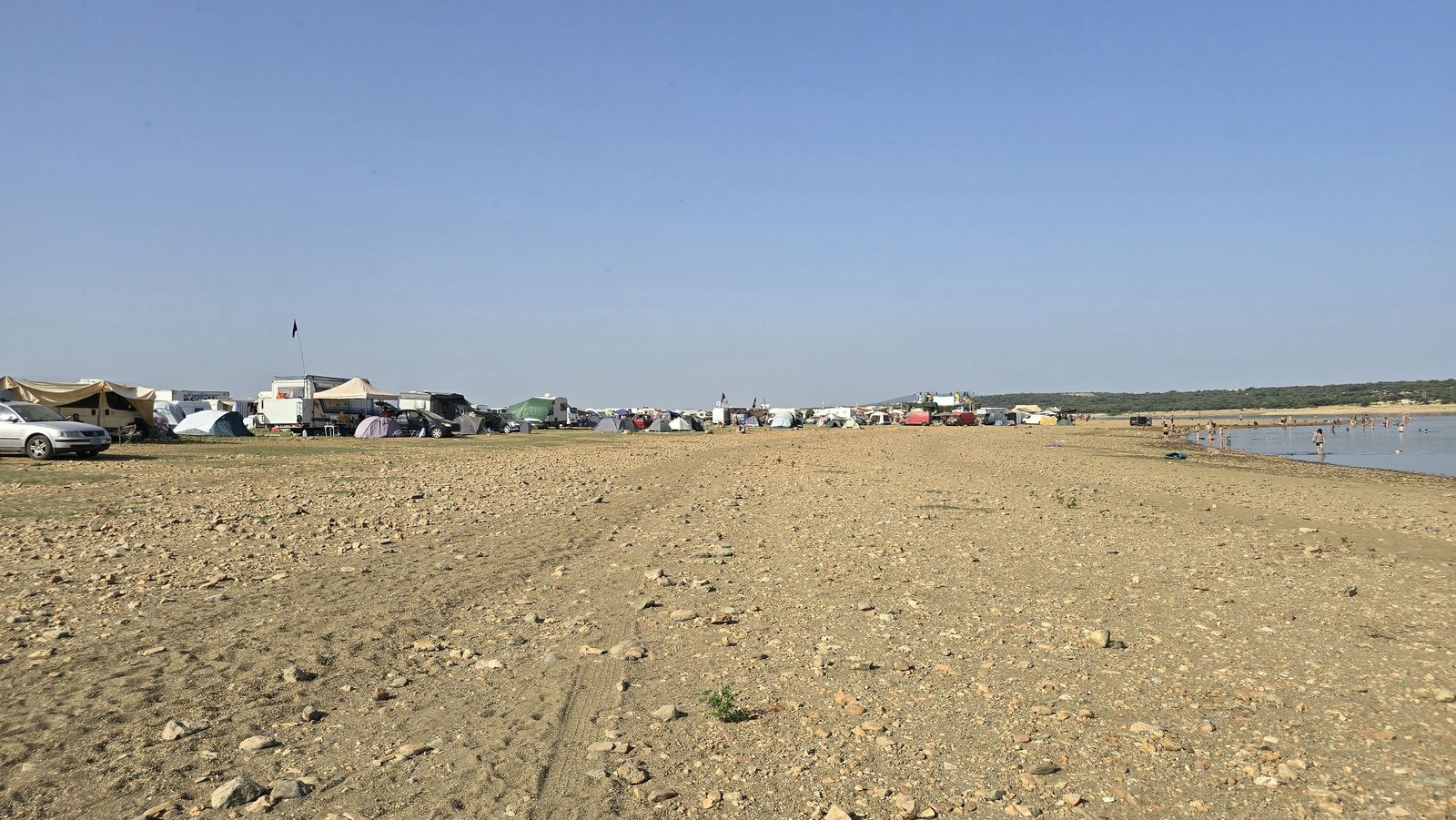 Sigue la rave con cientos de campistas en el entorno del pantano de Santa Teresa