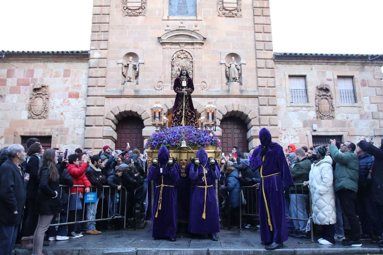 Salida de Jesús El Rescatado desde la iglesia de San Pablo. Vídeo Andrea M.