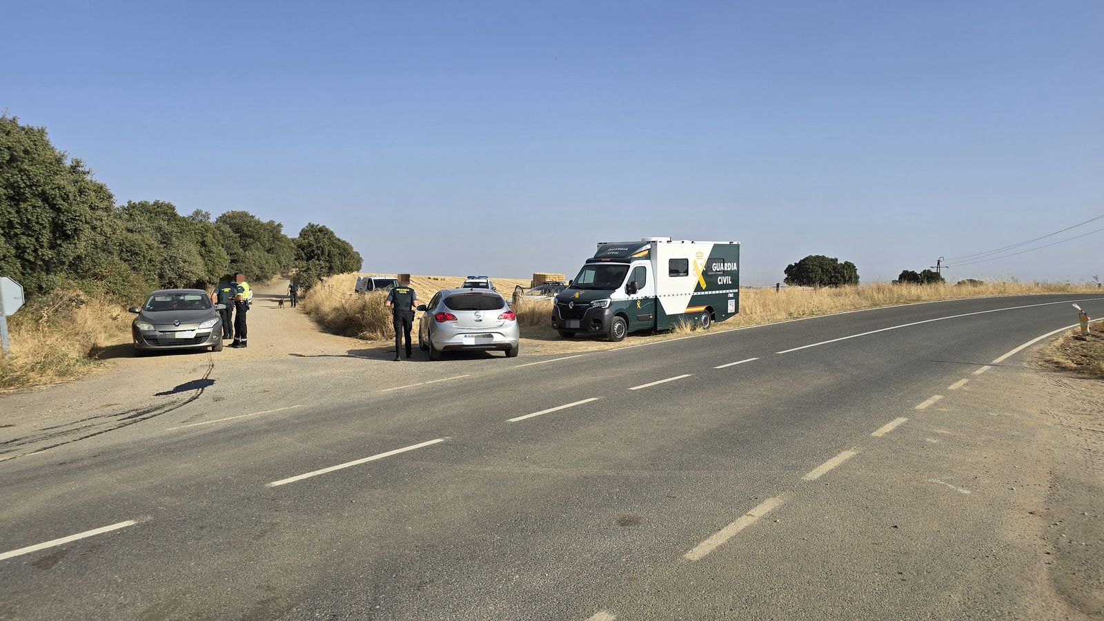 Sigue la rave con cientos de campistas en el entorno del pantano de Santa Teresa
