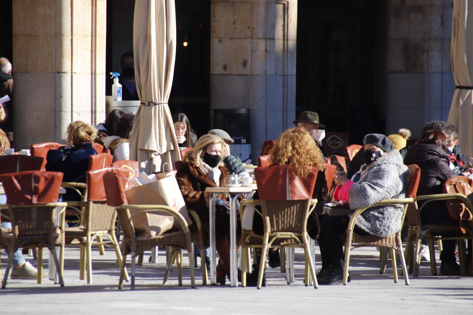 Los salmantinos desafían al frío en las terrazas de la Plaza Mayor